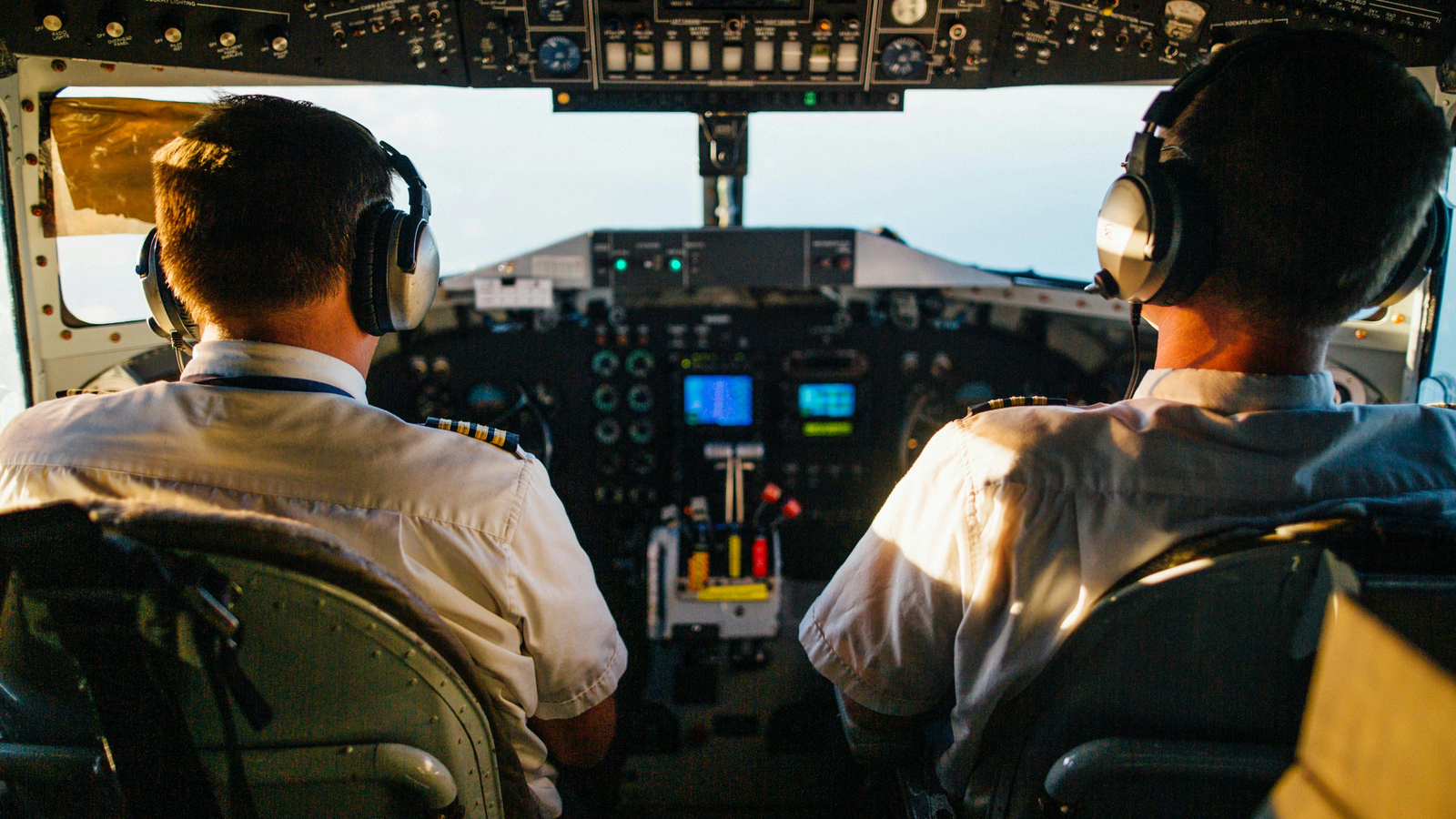AUDIO Incident bizar pe frecvența de control aerian: doi piloți au lătrat și mieunat în timpul zborului.