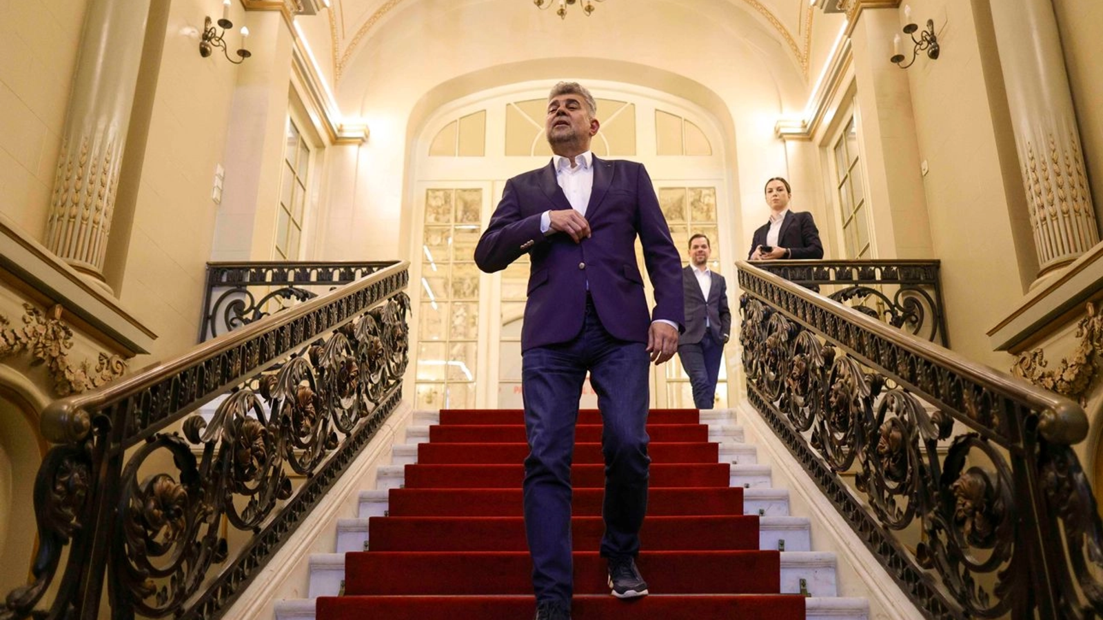 „Microbistul” Ciolacu îl îndeamnă pe Bolojan să demisioneze printr-un îndemn celebru în fotbalul românesc / VIDEO