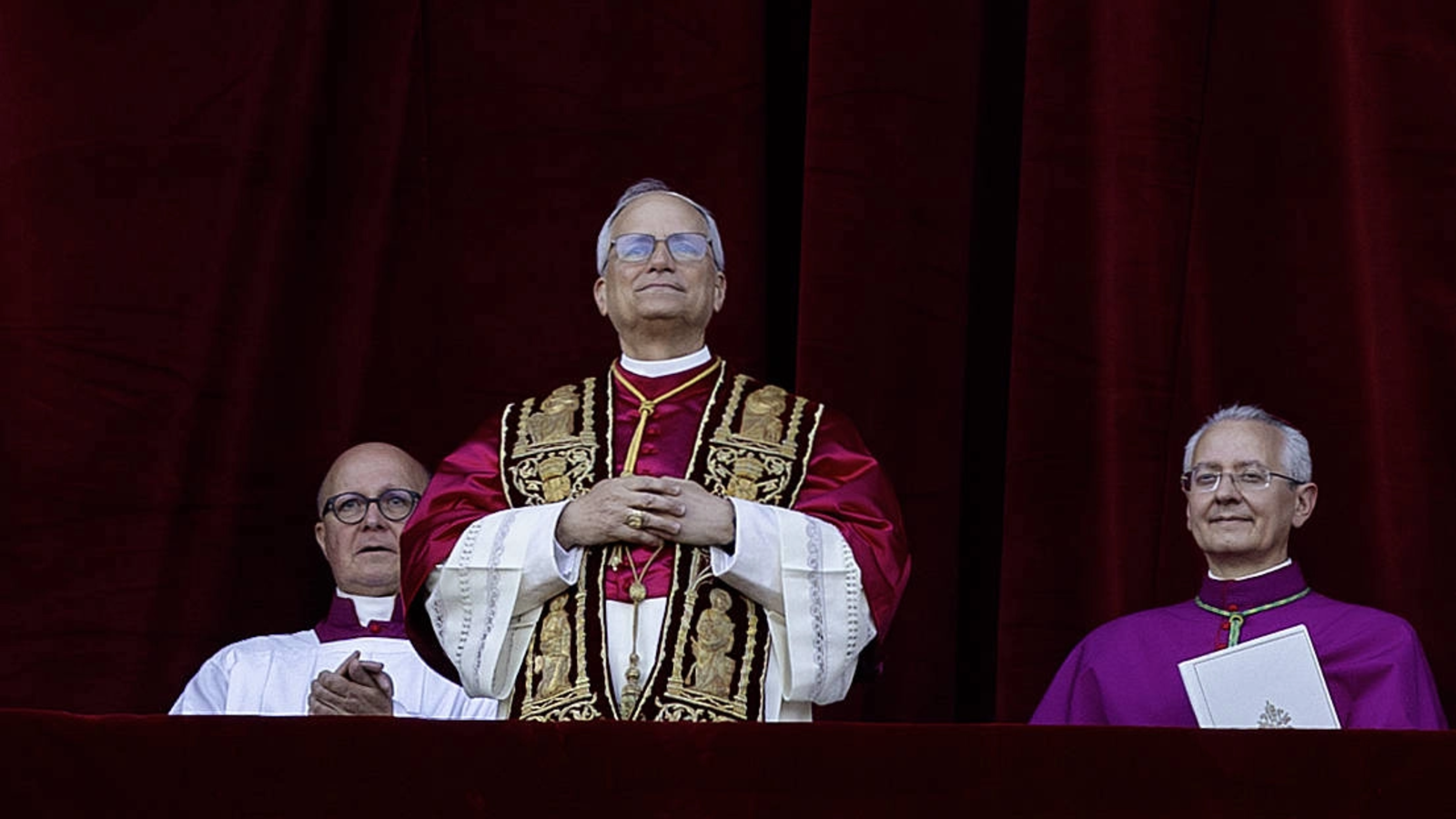 VIDEO Papa Leon, în Urbi et Orbi: 'Cei care ţin arme în mâini ar trebui să le lase jos. Cei care au puterea de a începe războaie ar trebui să aleagă pacea. Nu o pace impusă prin violenţă, ci prin dialog'