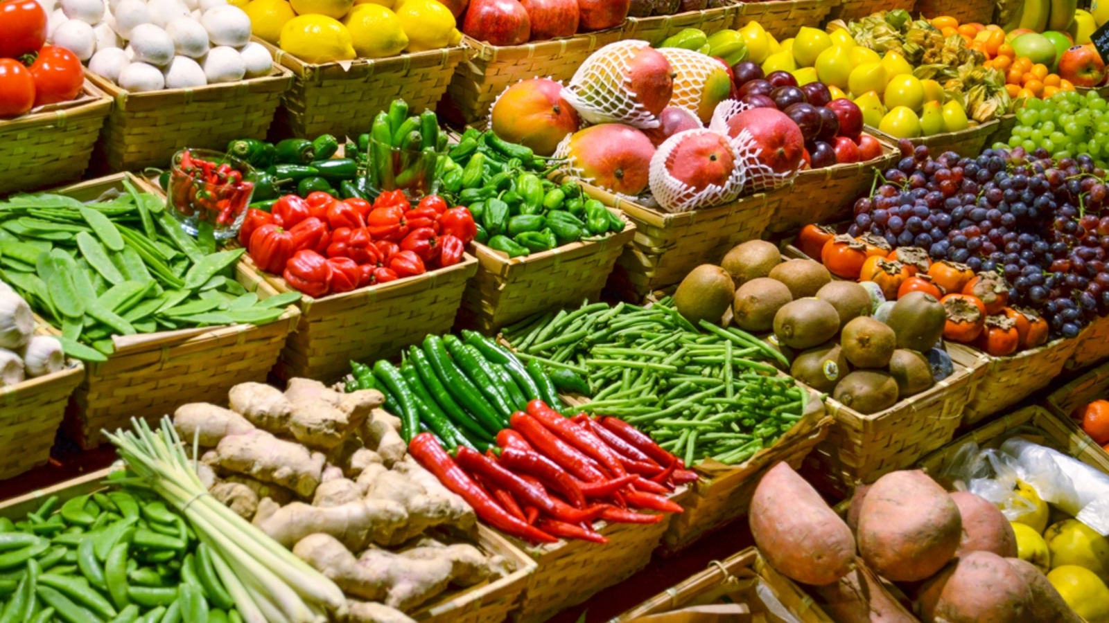 Val de scumpiri la legume, pe fondul creșterii prețului la combustibil. Cât a ajuns să coste un kilogram de roșii românești