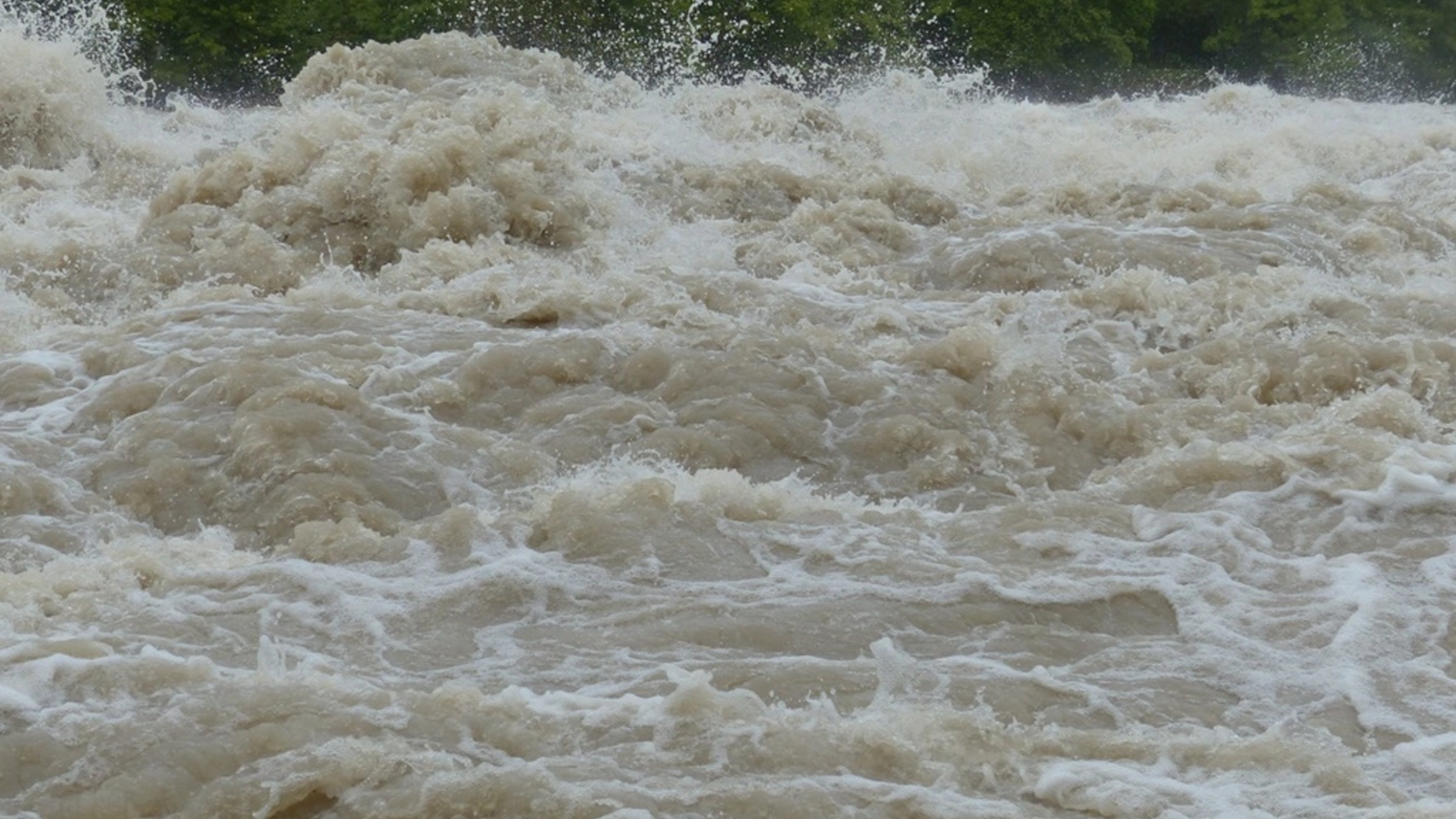 ALERTĂ hidrologică! INHGA a emis Cod portocaliu de inundații în 5 județe din țară și Cod galben în 17 județe (HARTA)