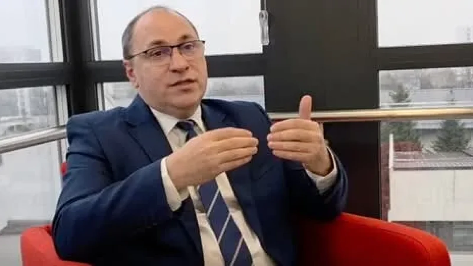 După episodul cu eleva ignorată, ministrul Educației își donează salariul: Mihai Dimian spune că va lucra gratuit până la finalul mandatului