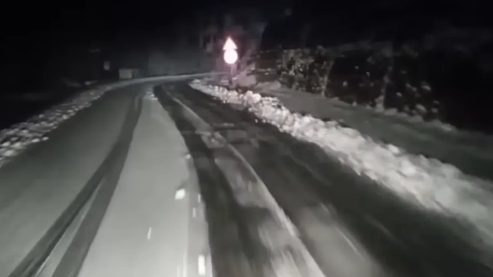 VIDEO Zonele din România unde ninge abundent, de parcă vine Crăciunul, nu Paștele