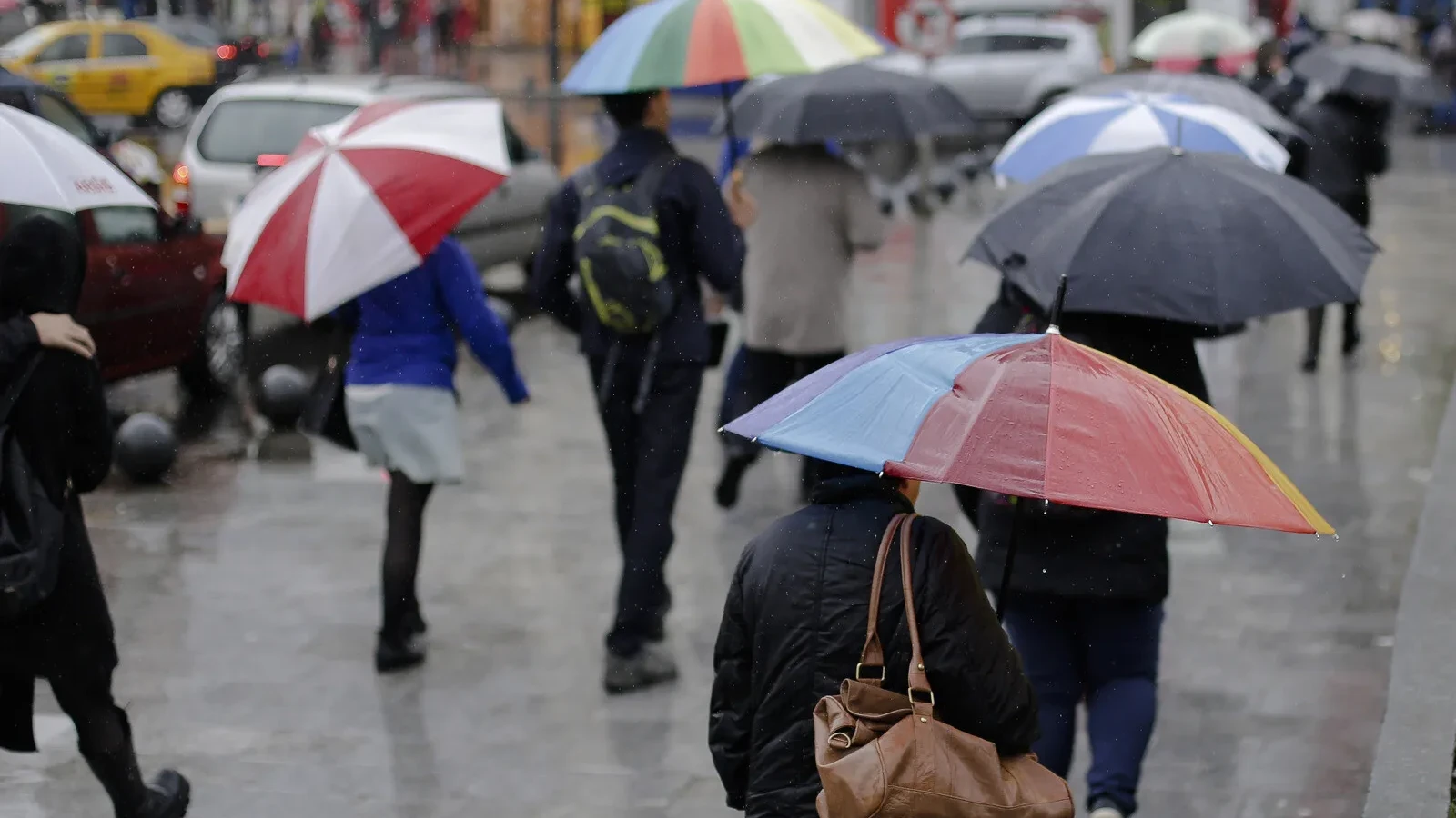 Un ciclon lovește puternic România, iar apoi în țara noastră va ajunge un val de aer polar: Vremea o va lua razna pe în a doua jumătate a lunii aprilie