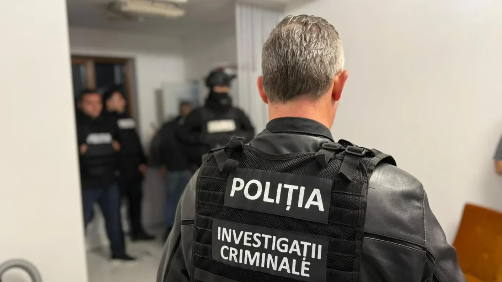 Culmea tupeului! Un bărbat a fost prins că făcea trafic de droguri din arest la domiciliu! E inculpat într-o altă speță de vânzare de substanțe ilegale