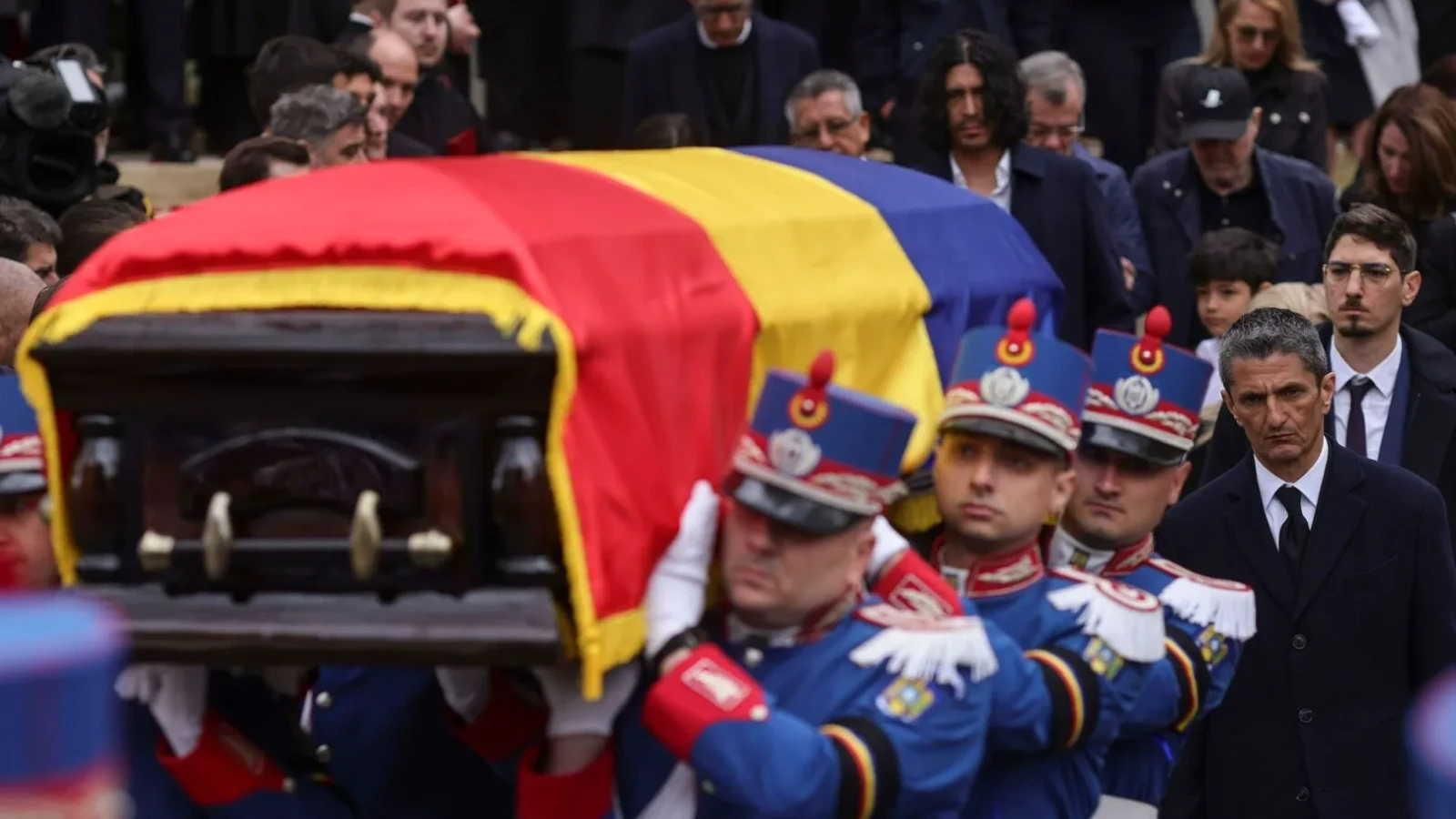 VIDEO Mesajul emoționant al lui Răzvan Lucescu la înmormântarea tatălui său: A fost un luptător, s-a luptat, a învins, a pierdut, a fost fericit, a fost mâhnit. Viaţa lui a fost condusă de pasiune, de o mare pasiune: fotbalul