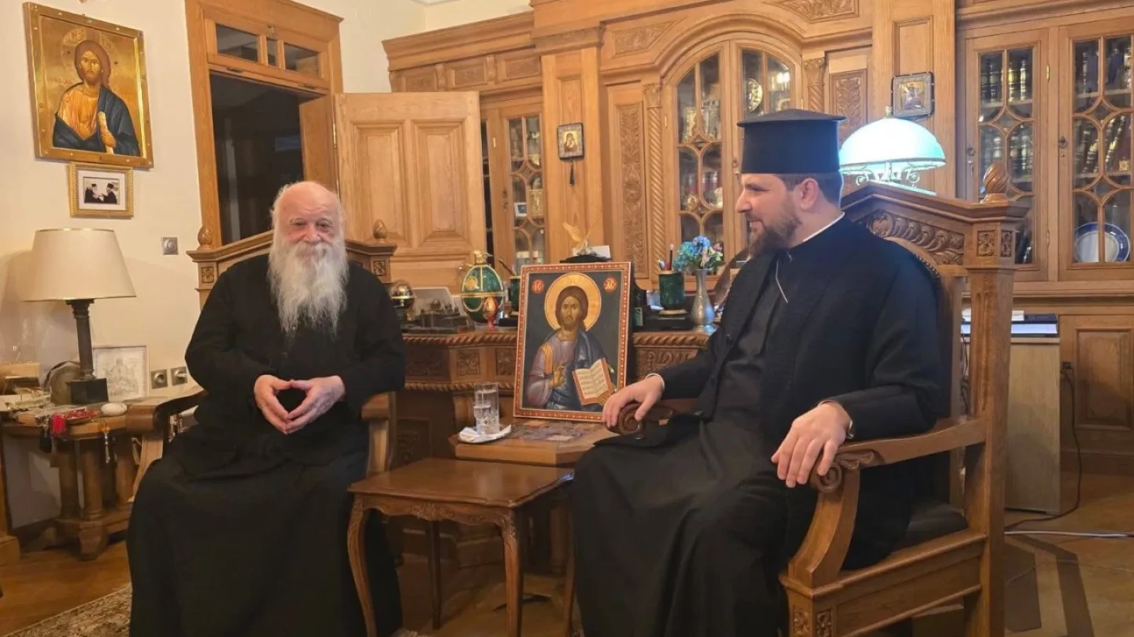 Starețul Mănăstirii Xenofont, înainte de a aduce Capul Sfântului Mare Mucenic Gheorghe la Mănăstirea Pantocrator: 'Sărutând sfintele moaște, ne închinăm Mântuitorului Hristos prin intermediul sfinților'