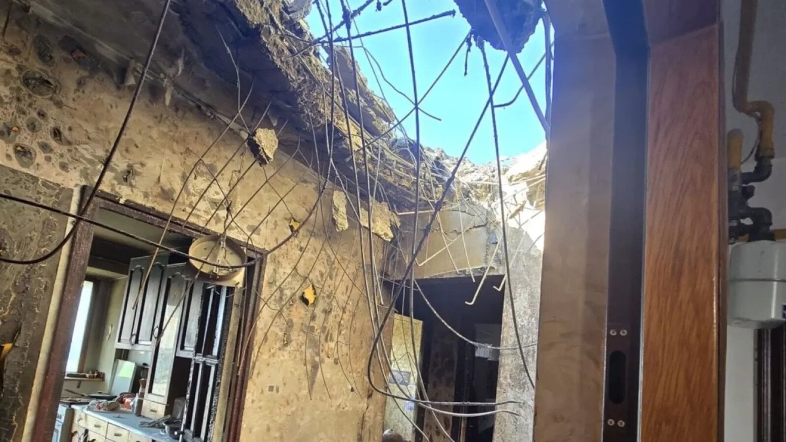 FOTO Primele imagini din apartamentul lovit de drona rusească la Galați: gaură în tavan, acoperiș distrus și urmele exploziei de la etajul 10