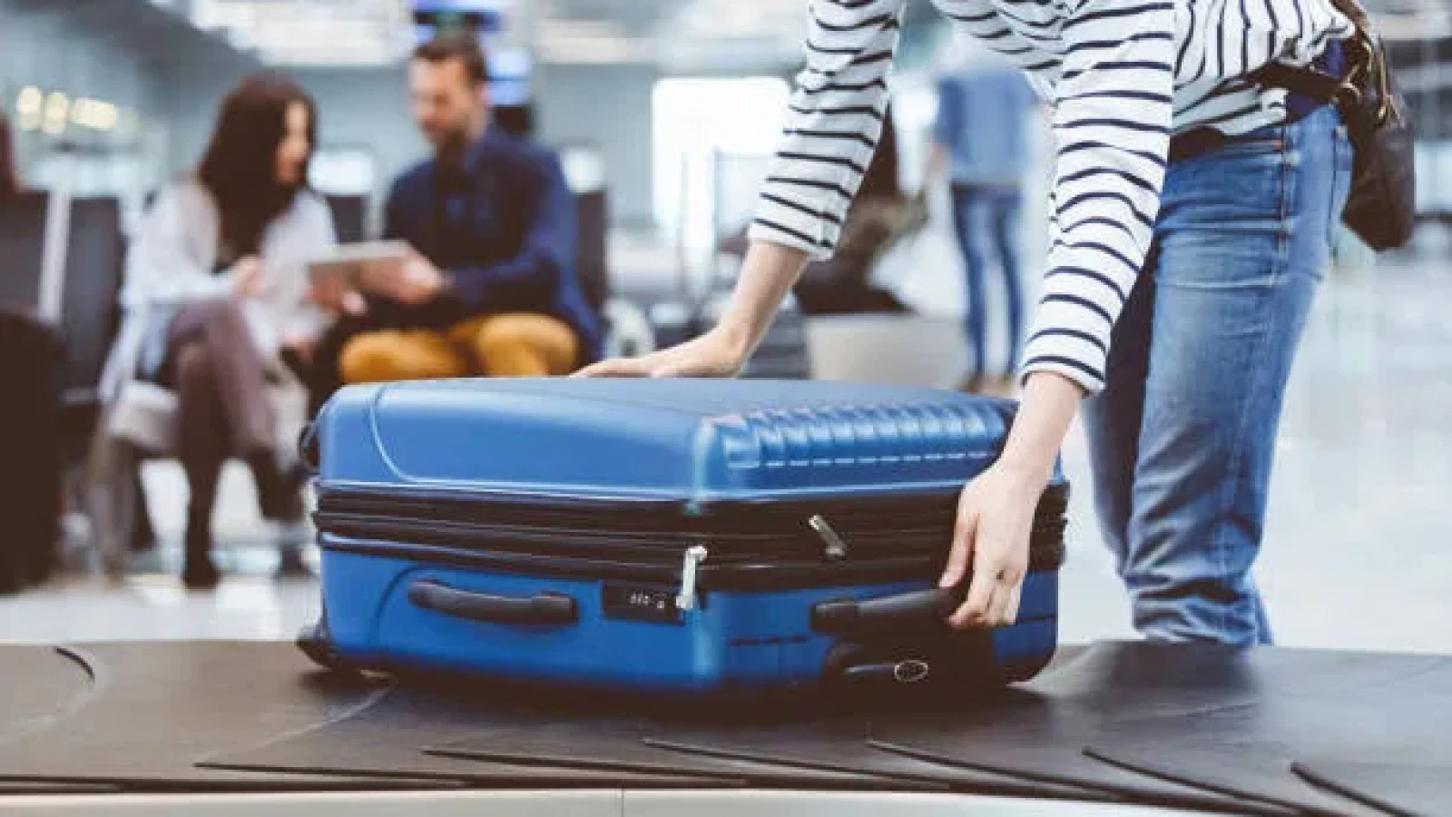 Un obiect pe care milioane de români îl au în bagaj poate devia un avion: De ce nu ai voie să pui bateria externă a telefonului în valiză