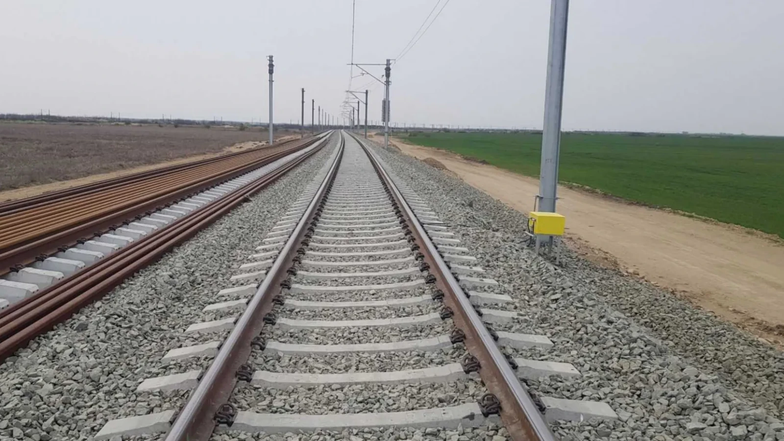 Primele trenuri circulă pe cea mai nouă cale ferată din România, pe un tronson de 67 de kilometri