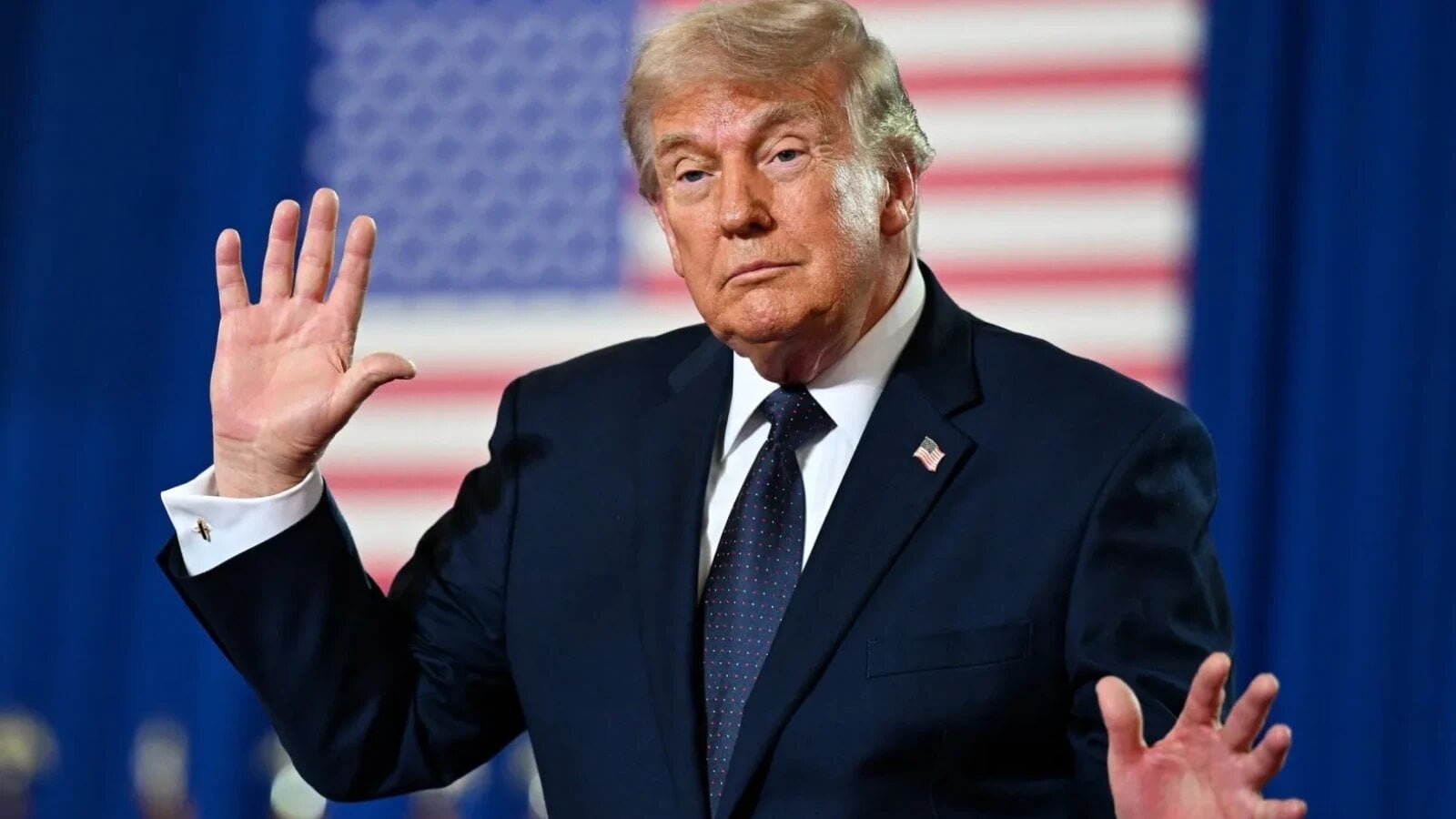 Trump se compară cu Elvis: "Mă gândesc să aduc cea mai mare atracţie din lume, omul care atrage mulţimi mult mai mari decât Elvis în perioada sa de glorie”