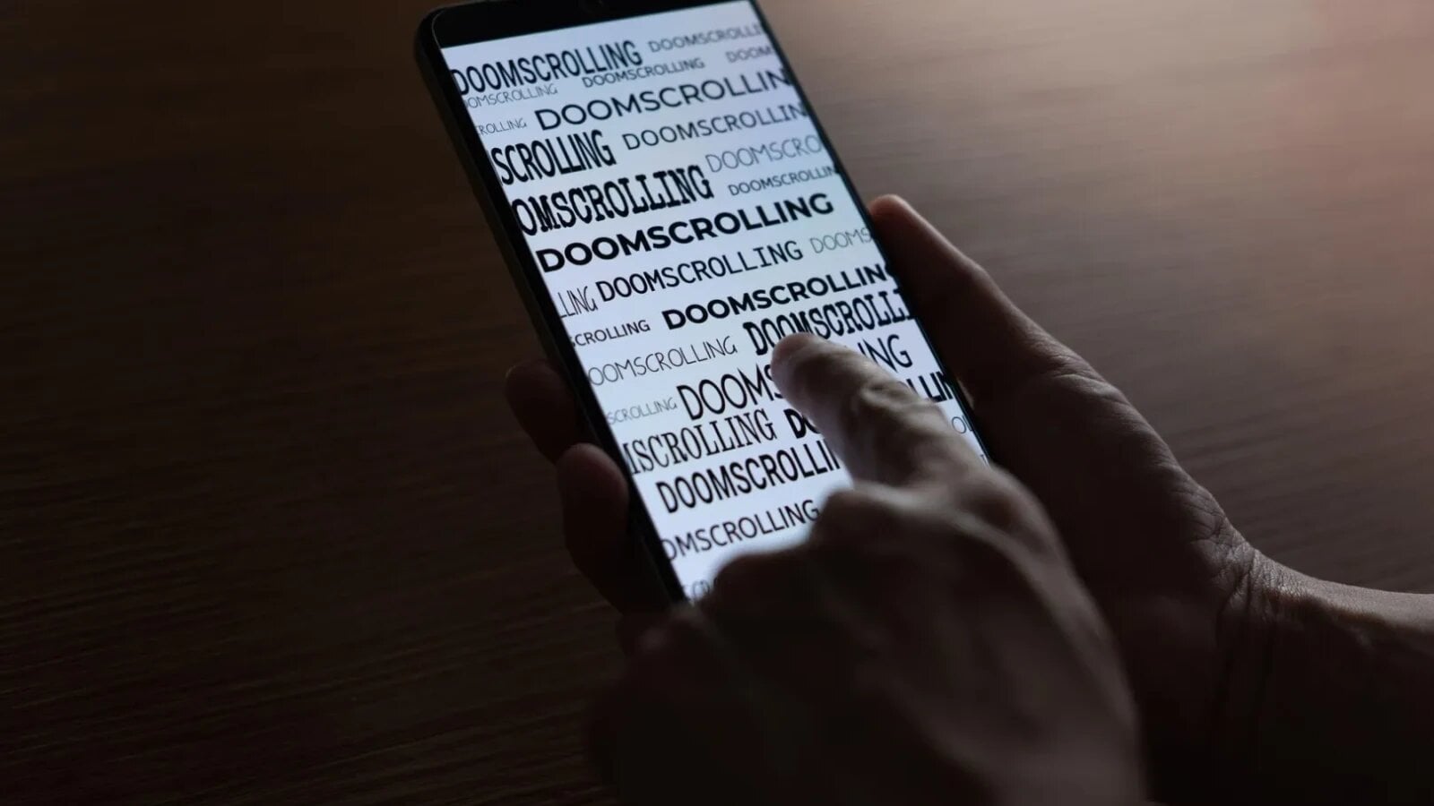 Specialiștii avertizează: adolescenții trebuie să renunțe la „doomscrolling”-ul nocturn