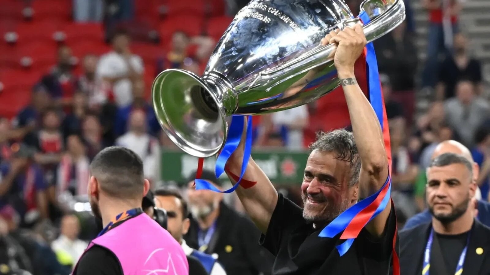 VIDEO Imagini virale. Un fan al PSG, gafă uriașă. A ratat finala Ligii Campionilor pentru că a aterizat la București