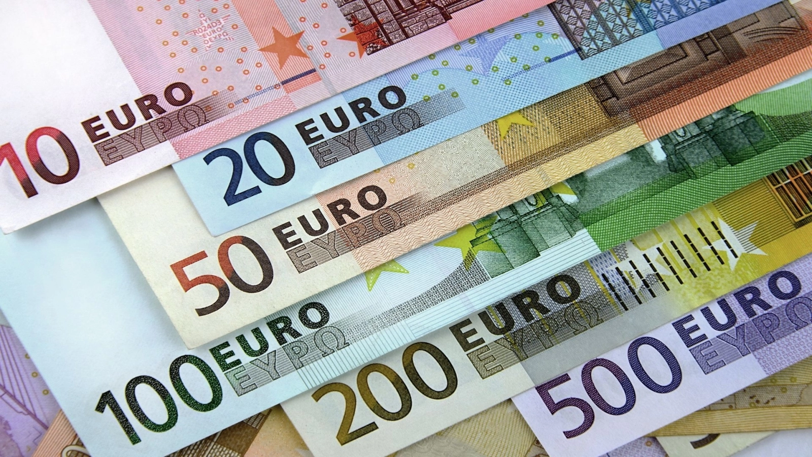 Românii au continuat să economisească în euro în aprilie. Ce arată cele mai noi date publicate de BNR