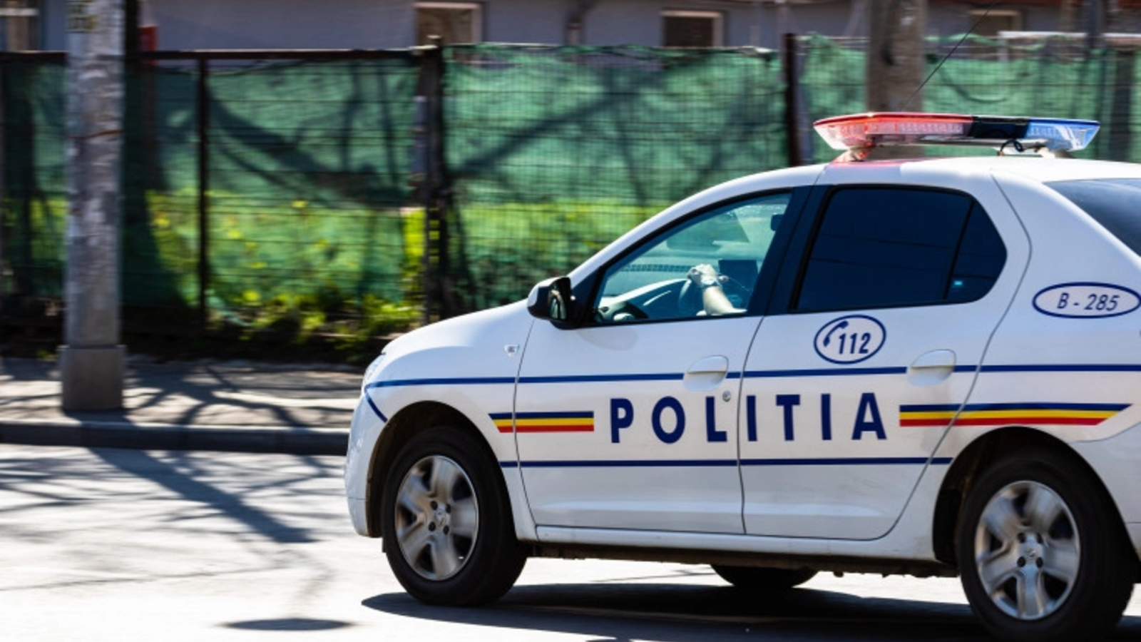 Scandal stropit cu alcool: Un bărbat care a bătut un tânăr și a pus la pământ un zid, reținut de polițiști