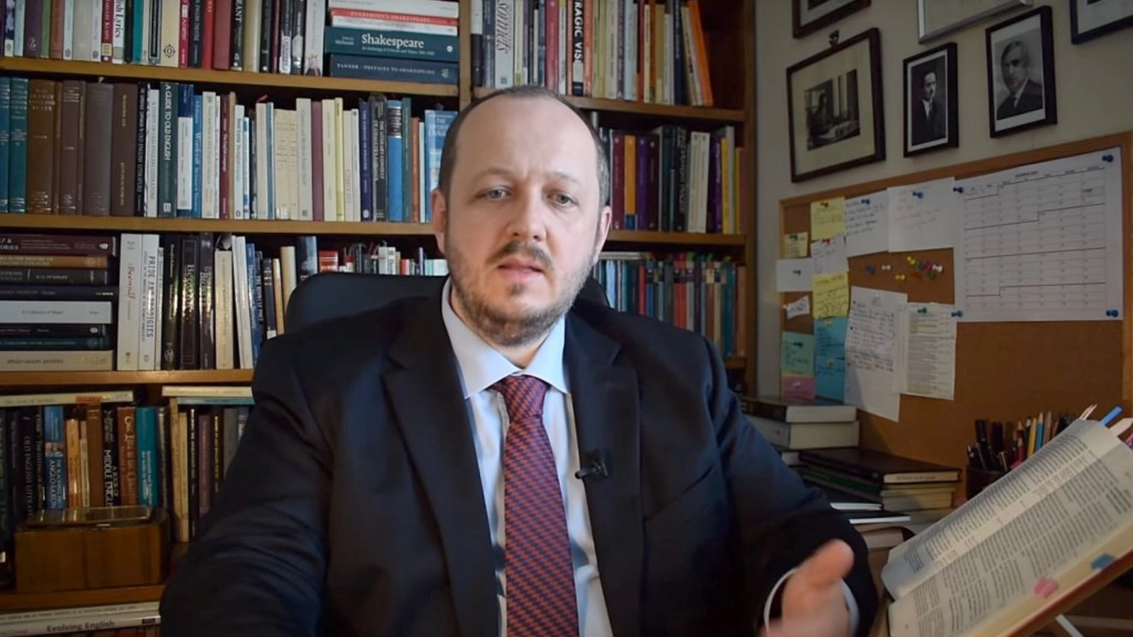 „Să nu ajungem ca Grecia”. Adrian Papahagi sare în apărarea lui Nicușor Dan după retragerea din ecuația Guvernului Tomac și îl atacă pe Bolojan