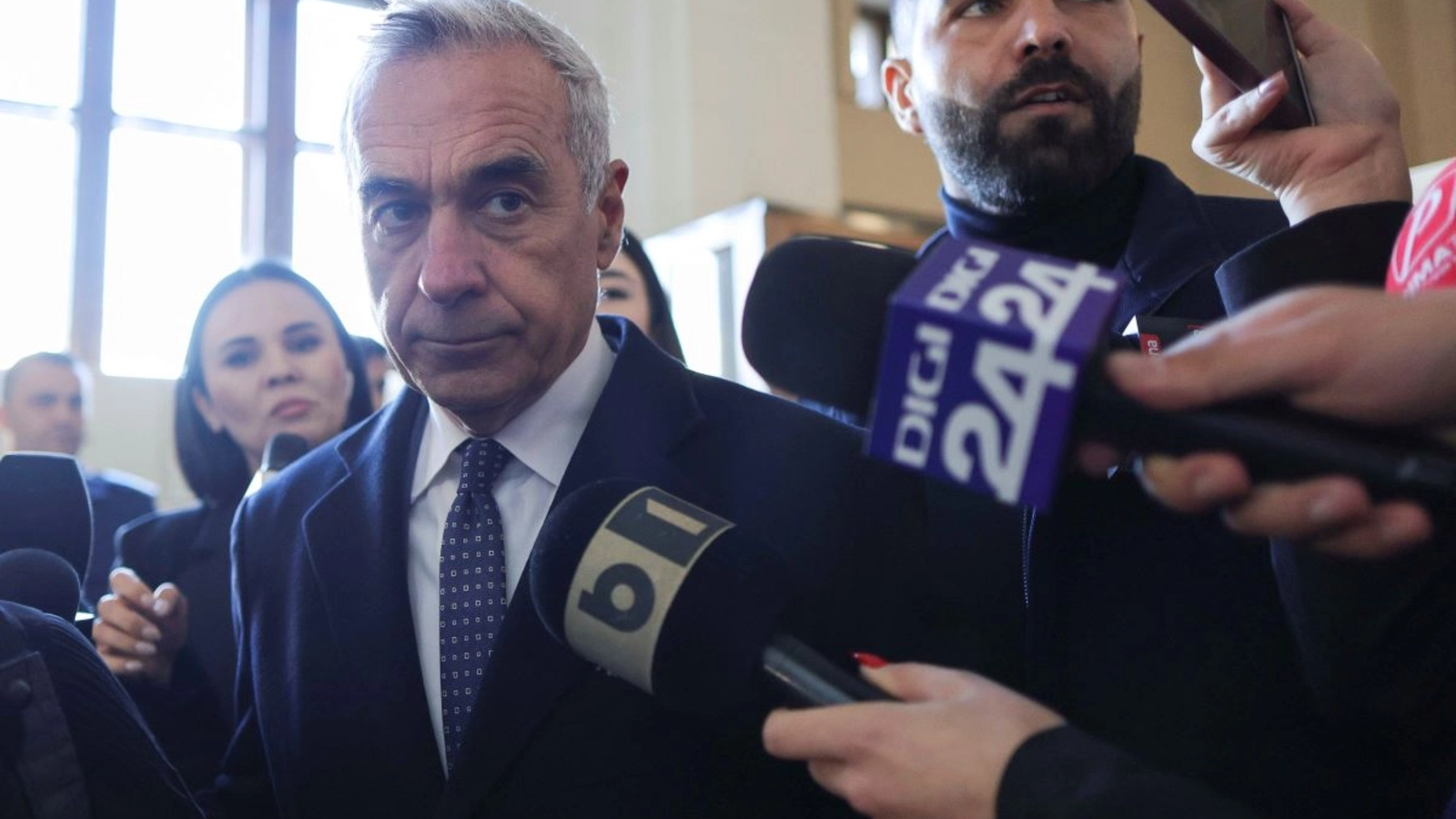 Rețea uriașă de propagandă pe TikTok care a profitat de criza politică. Mii de conturi au împins mesaje pro Călin Georgescu și anti-UE
