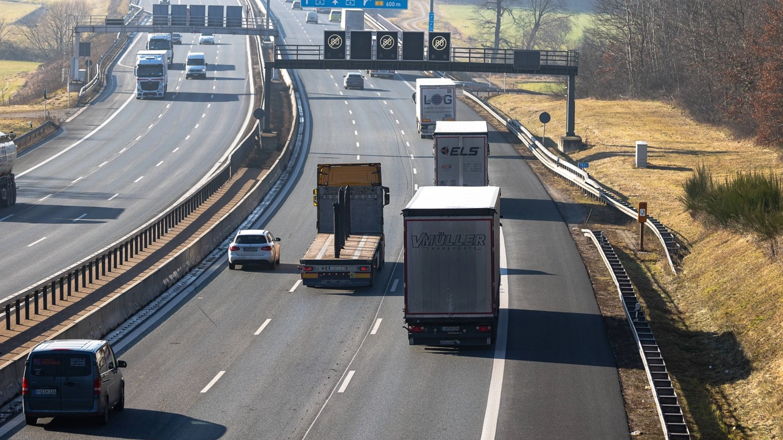 Autotren încărcat cu frigorifice, curpins de flăcări pe Autostrada A1: Pericolul a fost eliminat