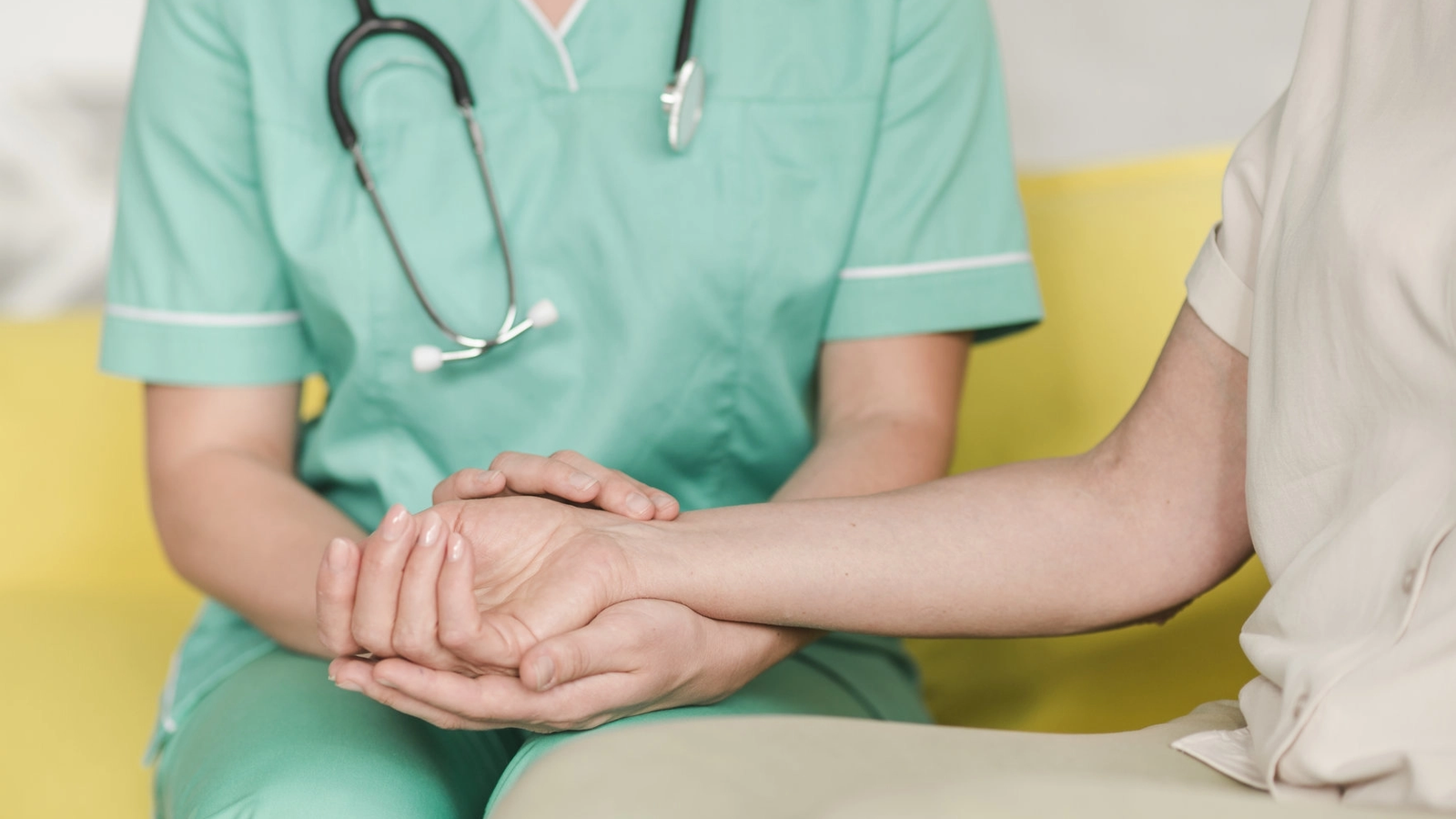 4 din 10 asistenți medicali și-ar dori să renunțe la profesie. Care sunt motivele?