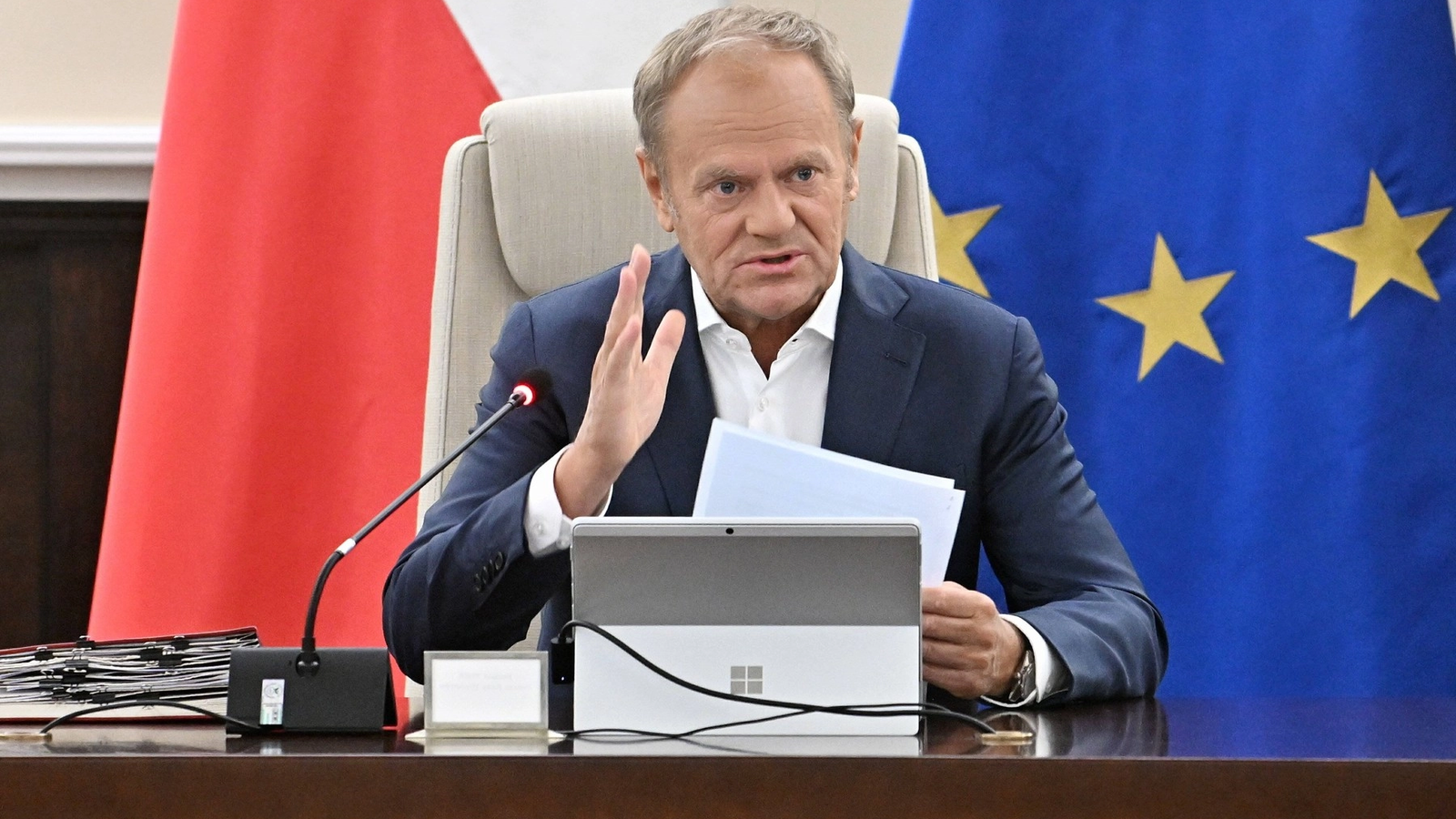 "Polonia, statele baltice, acum România. Tot mai multe provocări ruseşti" – Donald Tusk reacționează după drona care a lovit un bloc din Galați