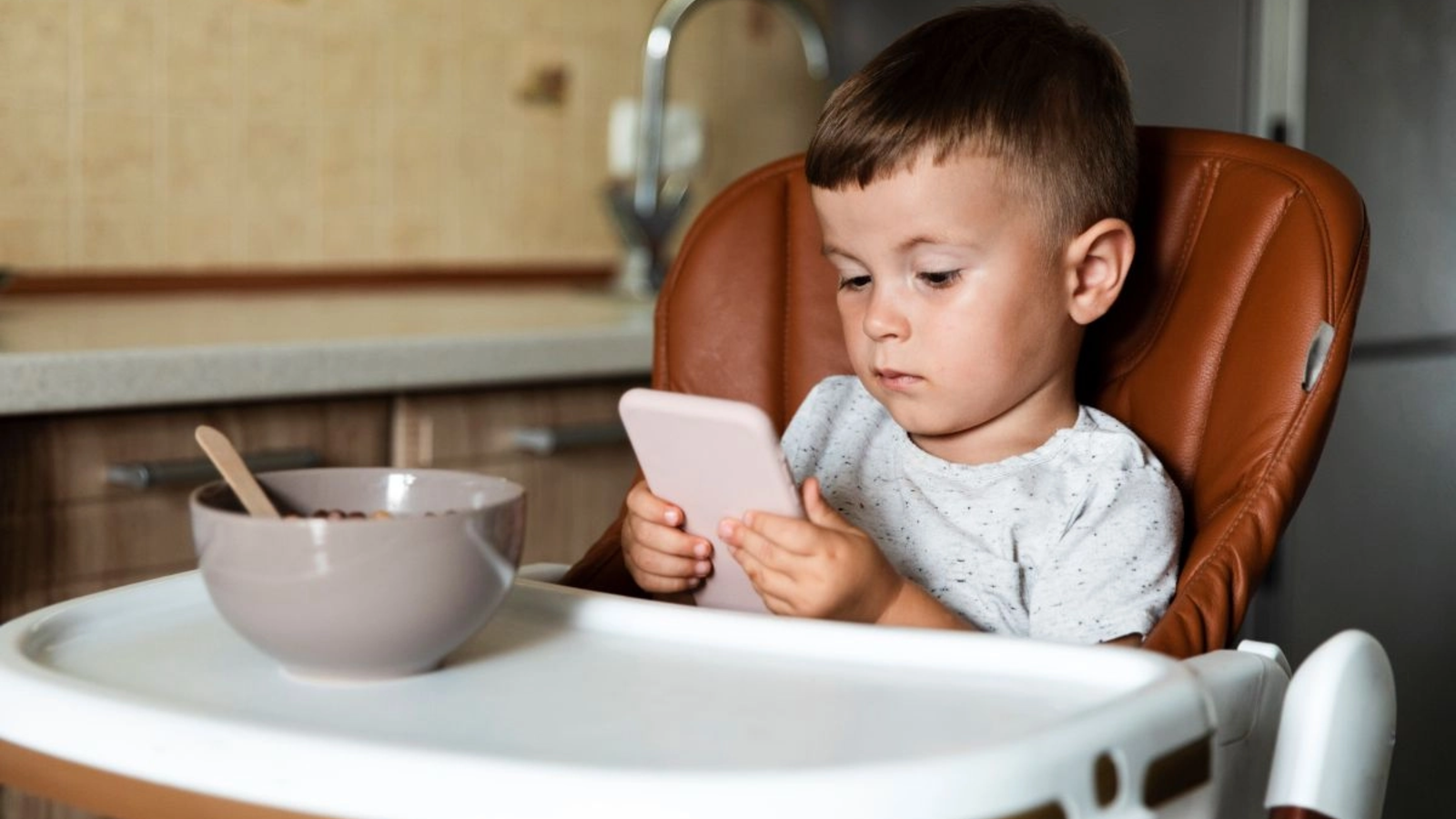 Agenția suedeză de sănătate publică recomandă ca cei mici să nu aibă smartphone înainte de 13 ani