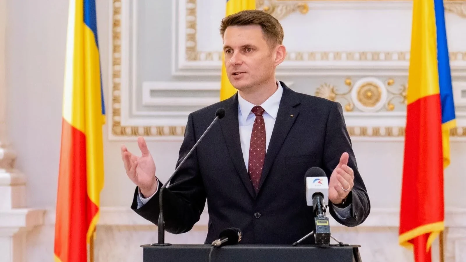 Președintele Senatului îi întoarce spatele lui Tomac: Construcție fără formă
