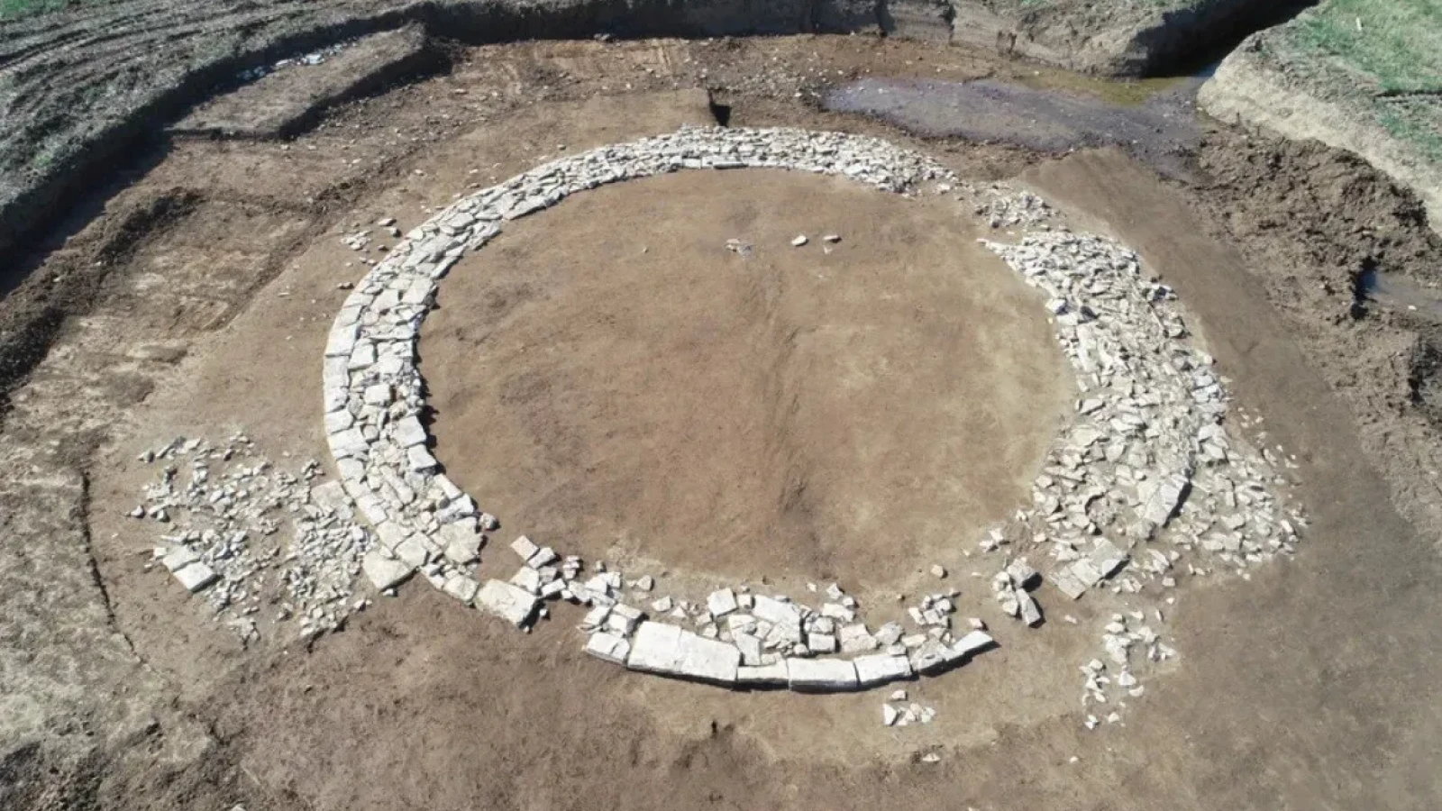 FOTO Băicoiul îi atrage ca un magnet de arheologi: mormânt vechi de circa 5.000 de ani, descoperit în zonă