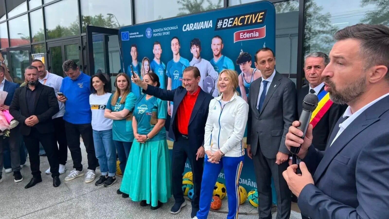 FOTO Mirabela Grădinaru, partenera lui Nicușor Dan, a mers la Onești să o vadă pe Nadia Comăneci. Zeița de la Montreal, baie de mulțime
