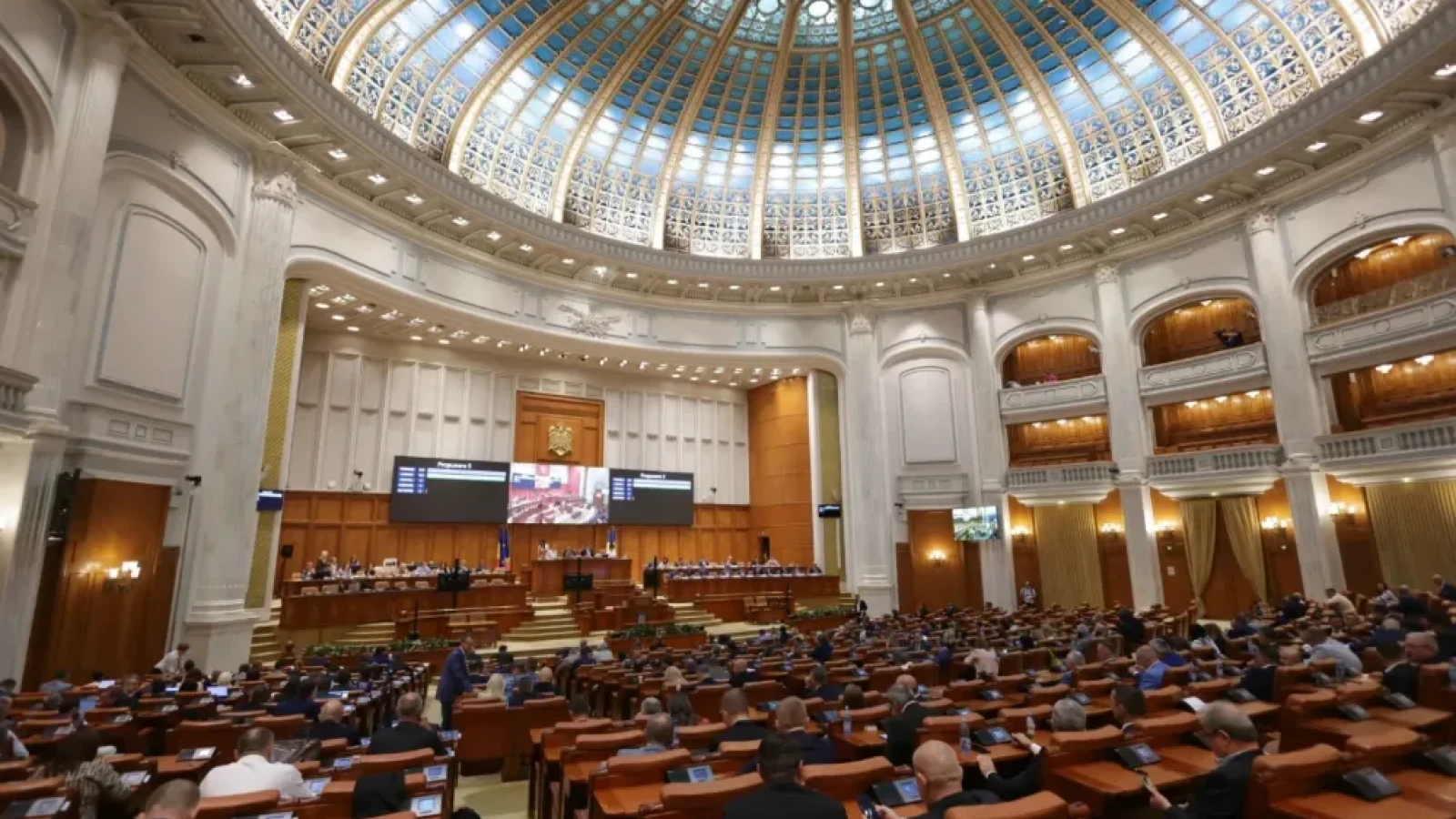 „Țară, țară, vrem ostași!” – jocul periculos al puterii într-o Românie fără guvern (comentariu)