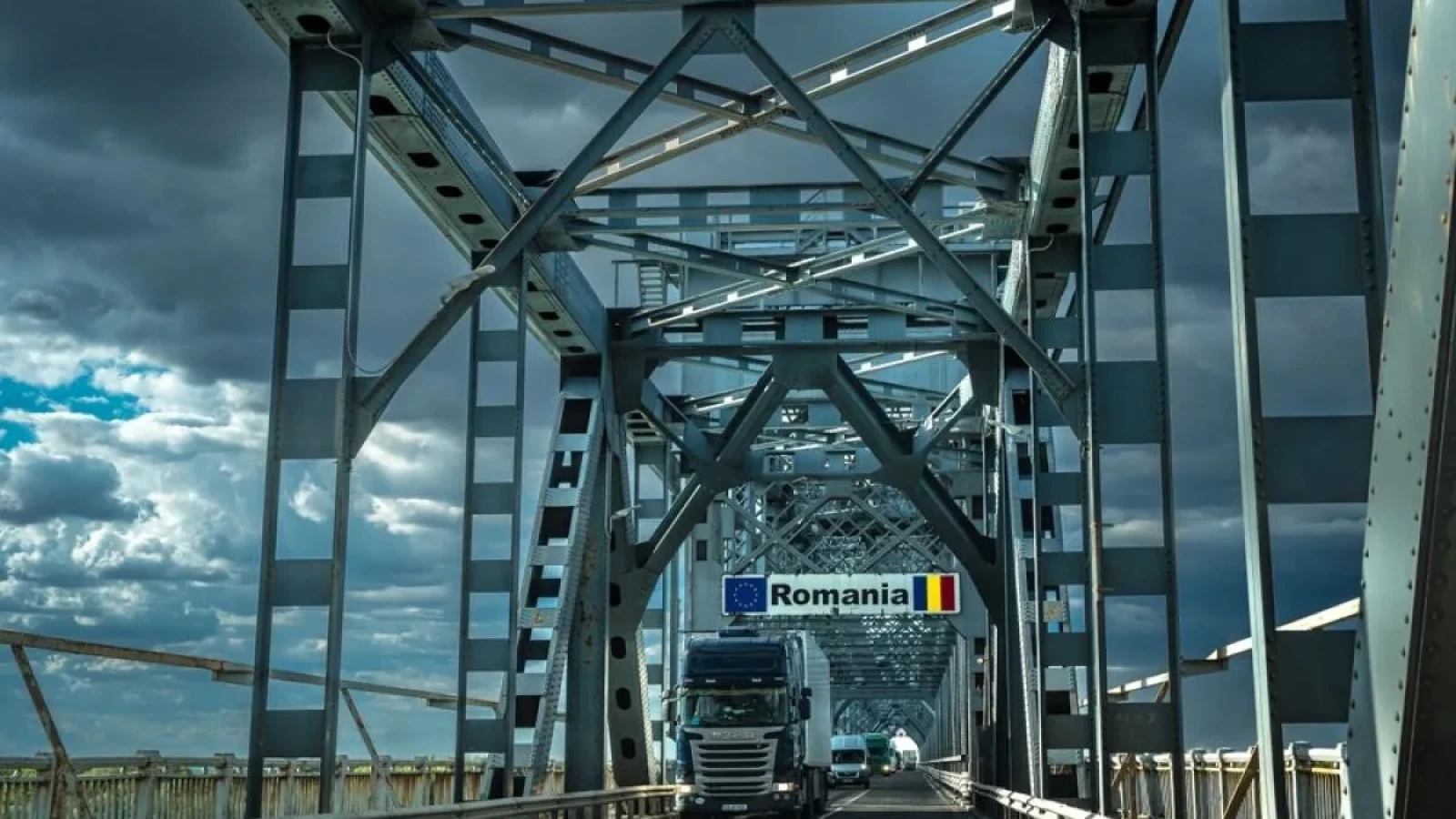 Atenție, șoferi! Circulația pe Podul Prieteniei Giurgiu-Ruse a fost oprită pentru toate autovehiculele. Cât durează restricțiile și ce rute alternative există