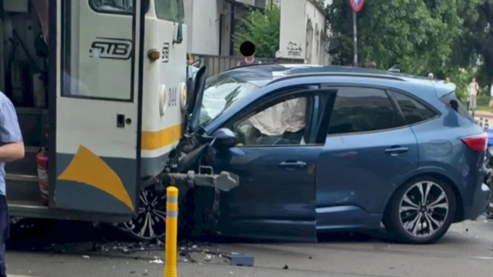 Haos pe una dintre cele mai circulate artere din București: O mașină a fost proiectată într-un tramvai; linia 5, blocată
