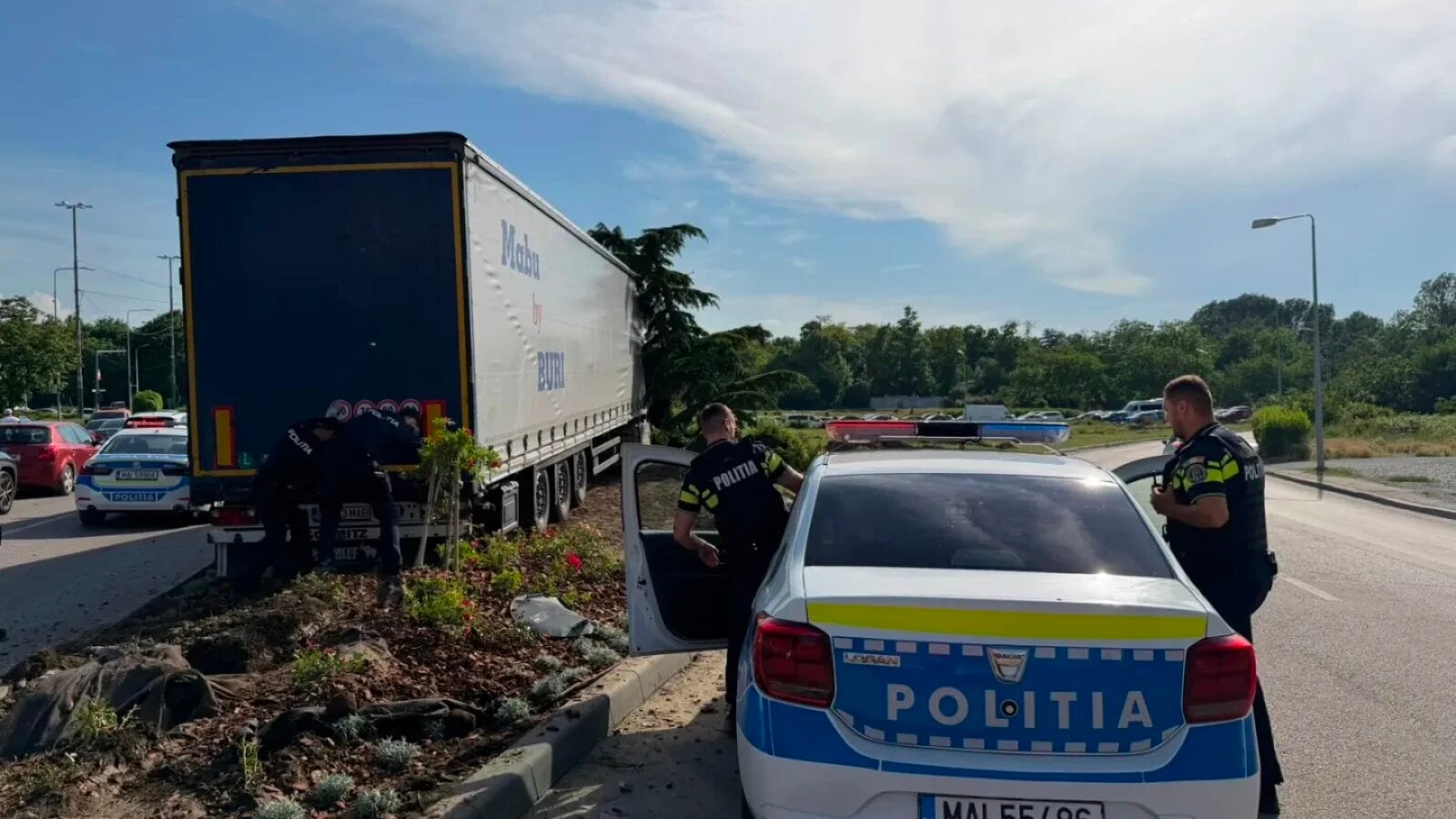 VIDEO Şoferul TIR-ului scăpat de sub control la Constanța, agresat de polițiștii locali în timpul intervenţiei. Cum răspund autoritățile și ce spun medicii