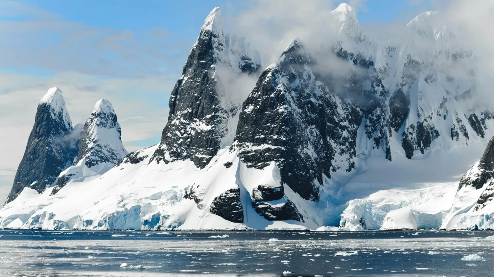 Misterul de sub trei kilometri de gheață: o structură gigantică în formă de evantai, descoperită în Antarctica