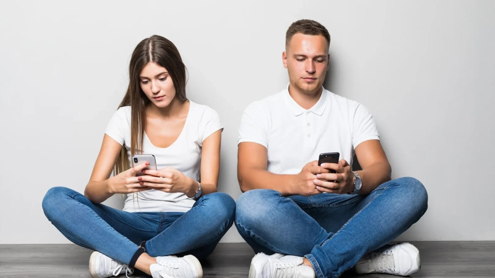 Generația cu ochii în ecran, mai puțini copii: Cum au ajuns smartphone-urile în centrul crizei natalității