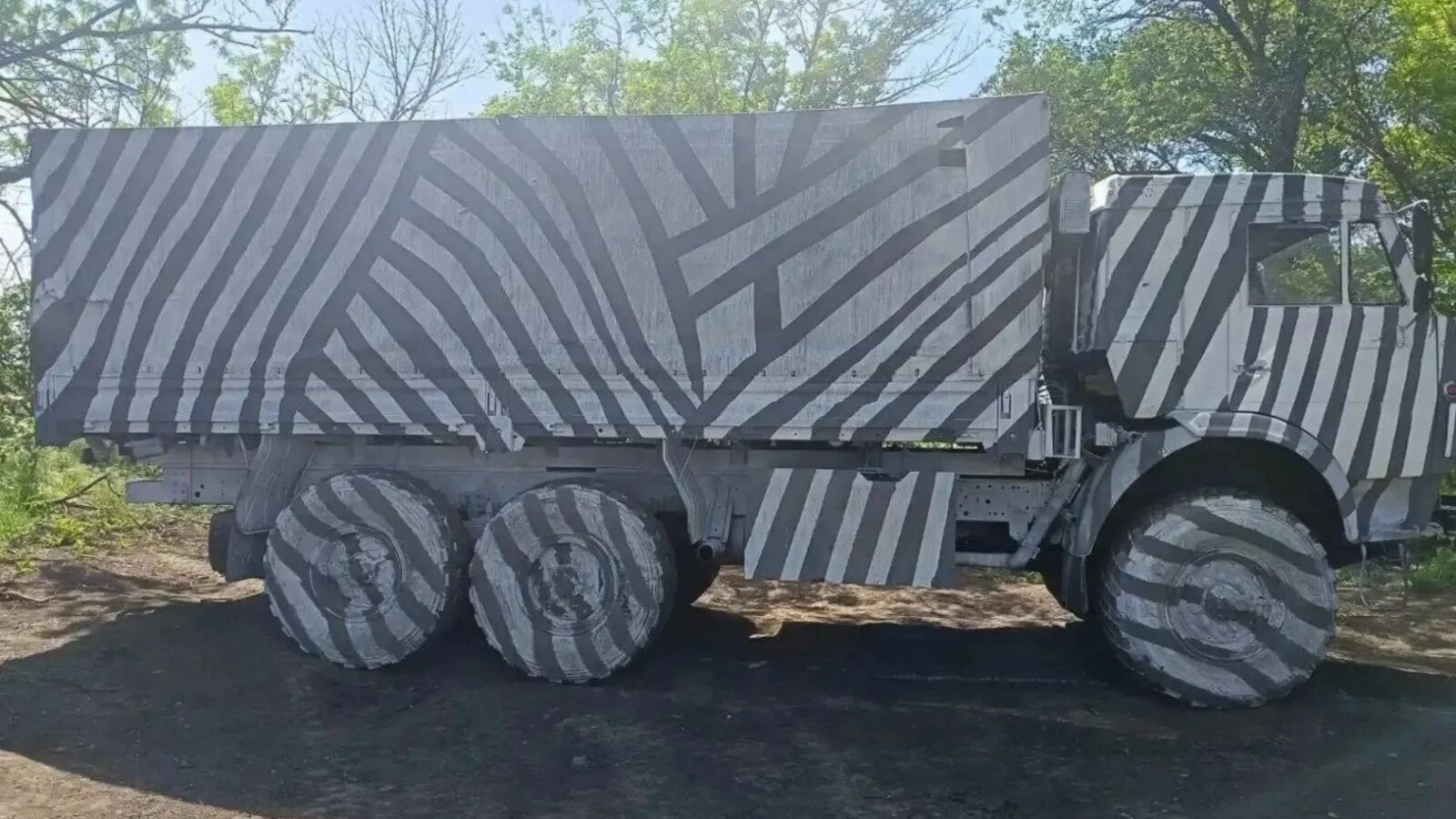 De ce vopsește Rusia camioanele militare în modele haotice alb-negru și ce spun experții