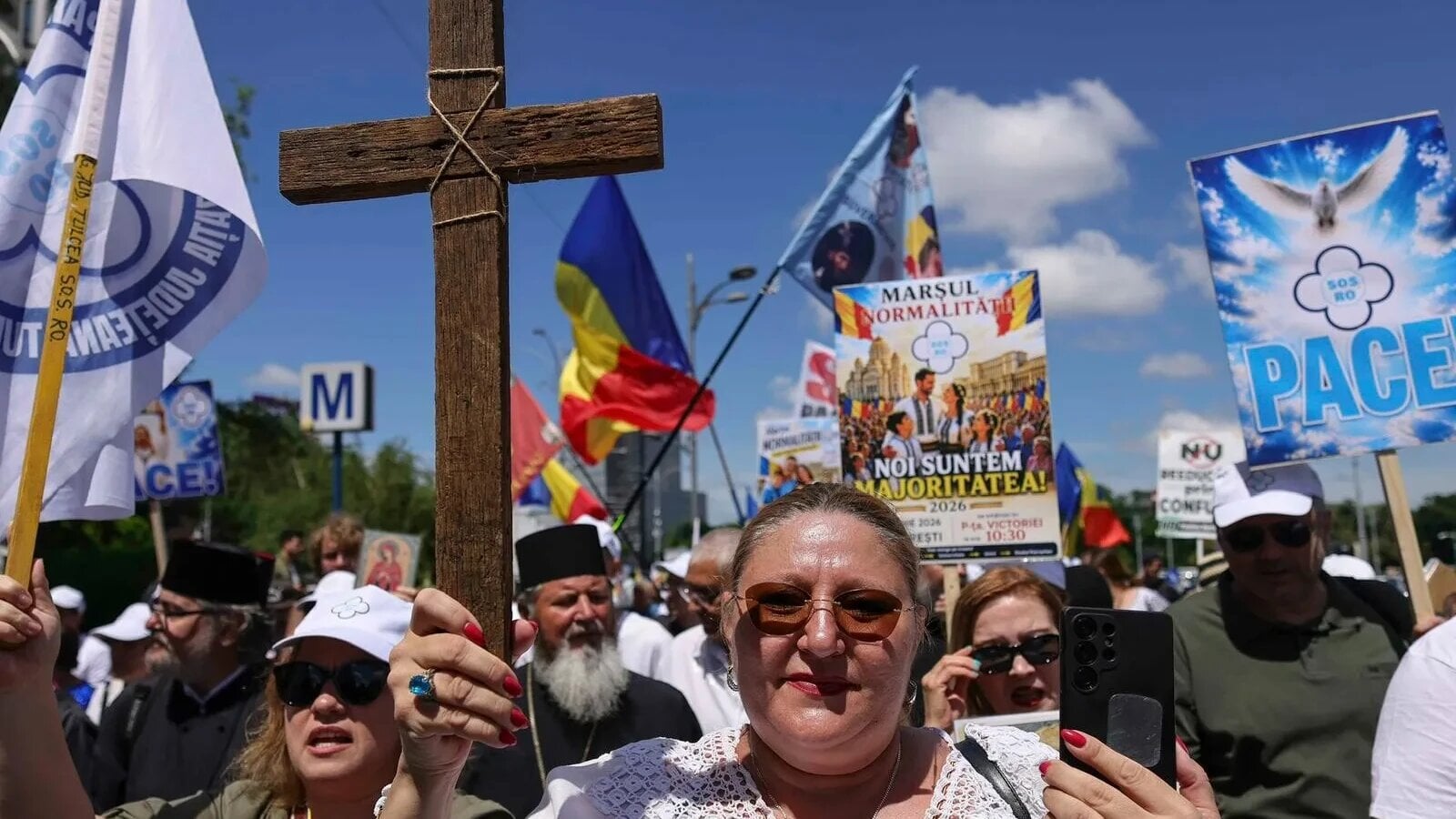 VIDEO Marș anti-parteneriat civil în București, cu Diana Șoșoacă și preoți în frunte. Manifestanții scandează „Vrem normalitate, nu diversitate” și „Jos Guvernul”