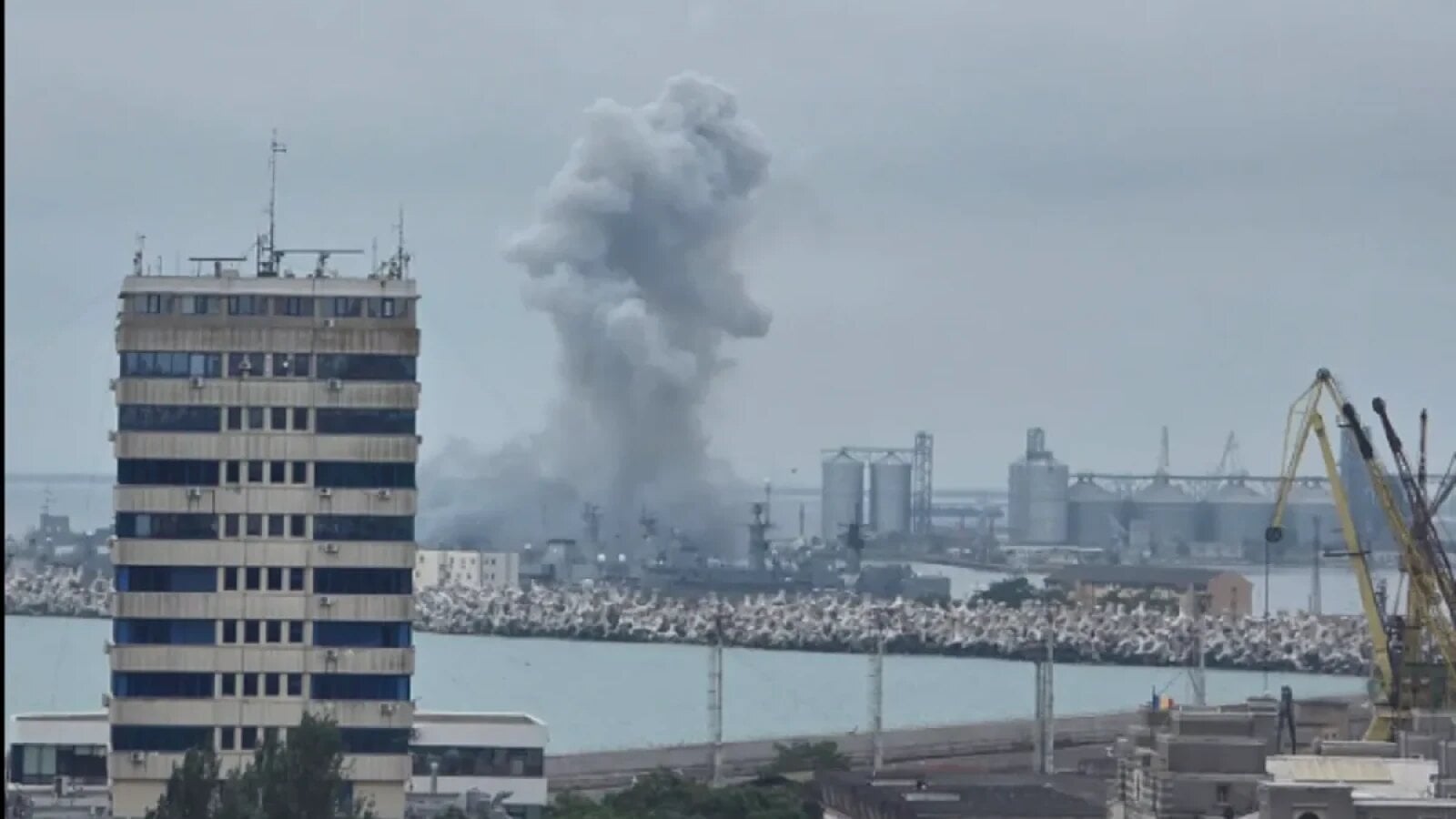 VIDEO O jurnalistă TVR transmitea live exact când a explodat drona la Constanța: Suflul exploziei era să o pună la pământ