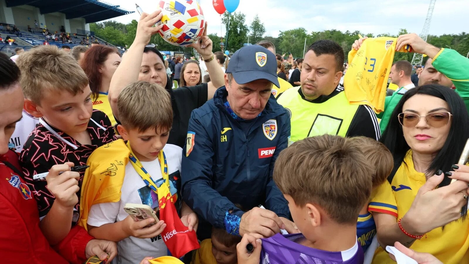Gheorghe Hagi: Când îmbraci tricoul echipei naţionale trebuie să ai atitudine, să joci cu onoare