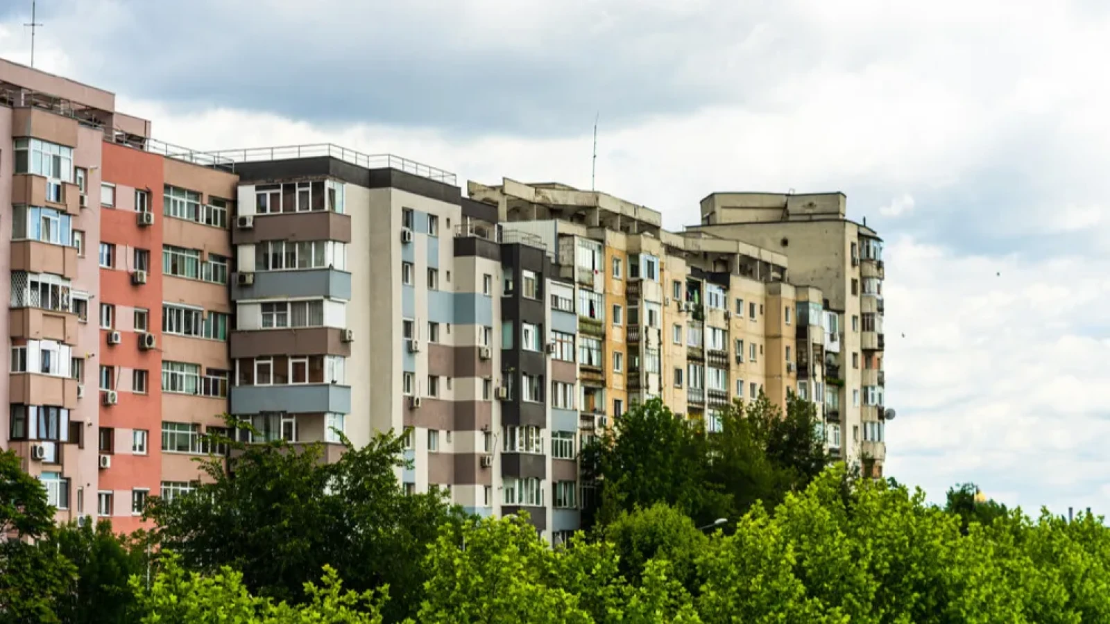 Vine prăbușirea piaței imobiliare? Un fost director de bancă avertizează că locuințele s-ar putea ieftini la jumătate