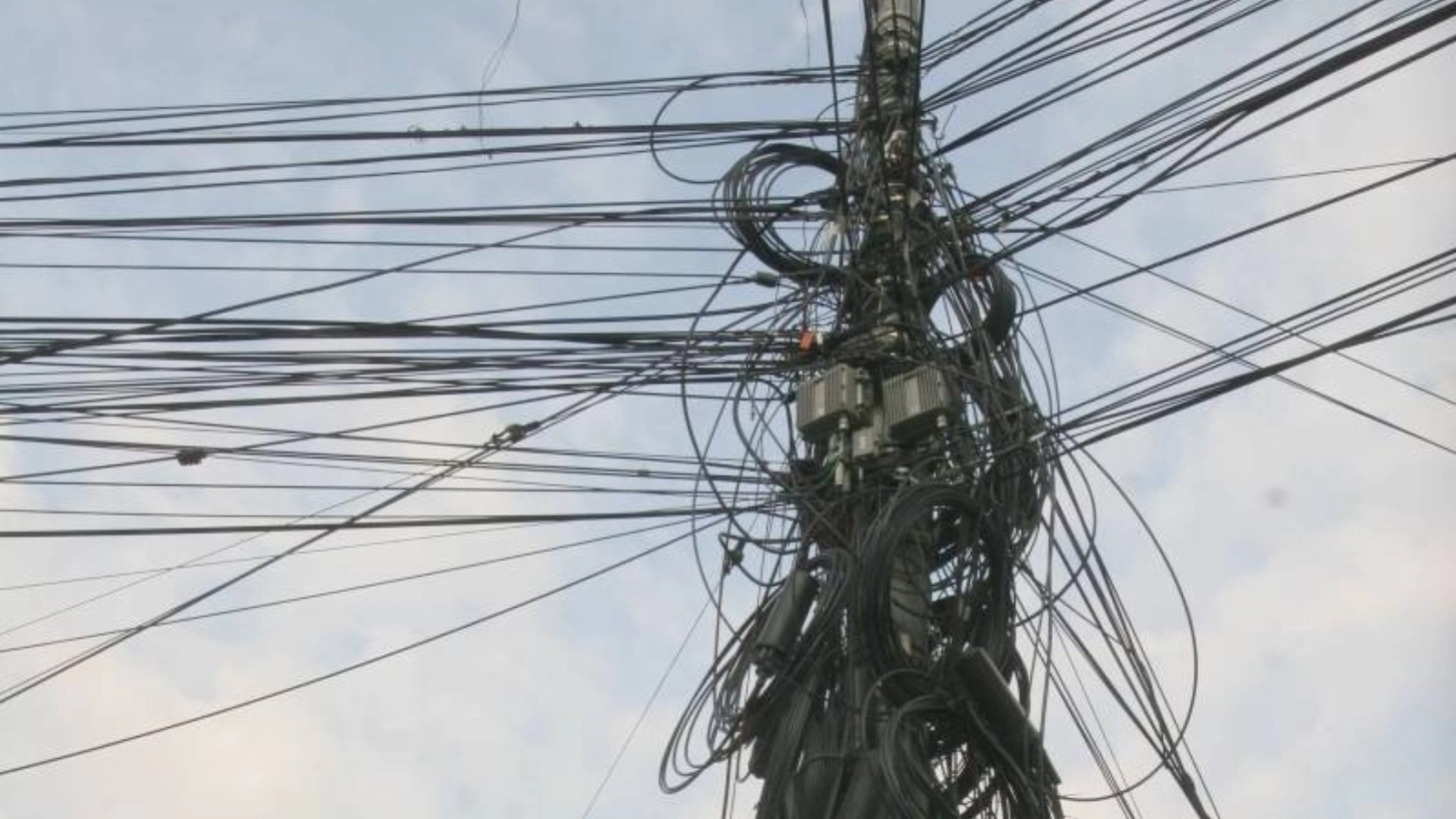 Practică periculoasă: femeie prinsă că ardea cabluri electrice. S-ales cu o amendată cu 30.000 de lei