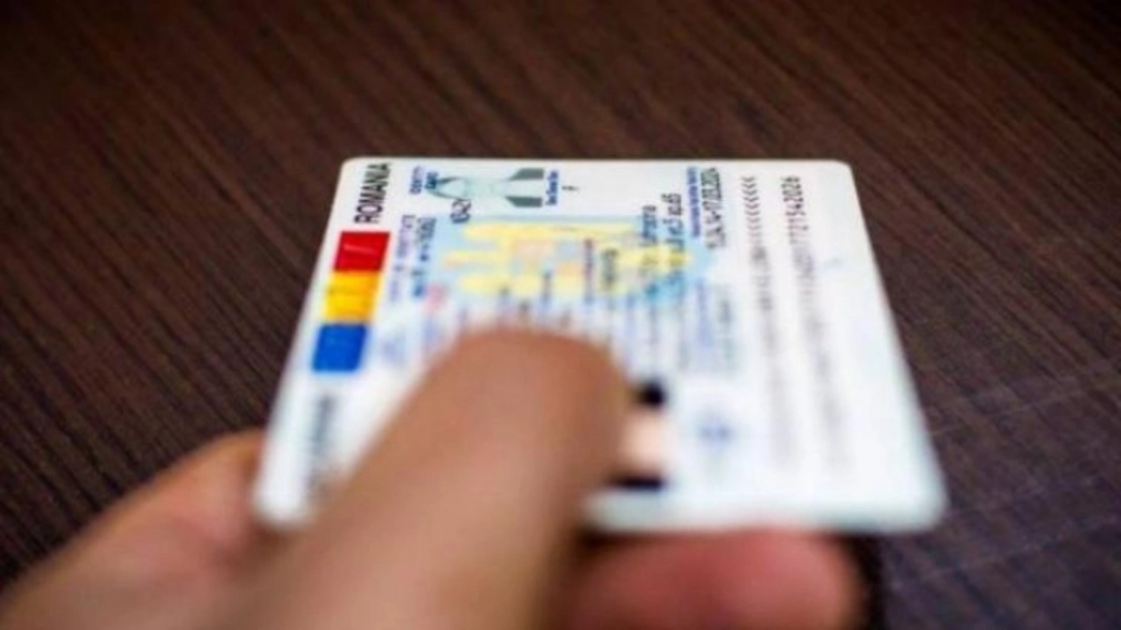Parlamentarii vor să schimbe „ADN-ul funcționarului bătrân”: Eliminarea copiei de pe actul de identitate în instituțiile publice, acceptată de comisiile senatoriale