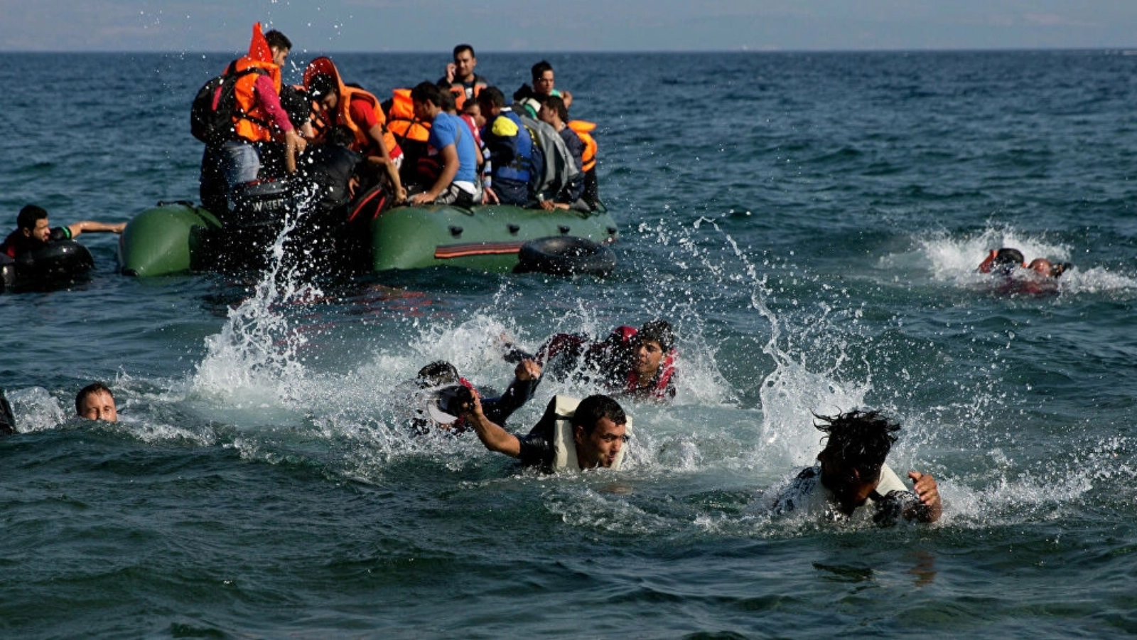 Record: Peste 700 de migranţi au traversat luni Canalul Mânecii spre Regatul Unit