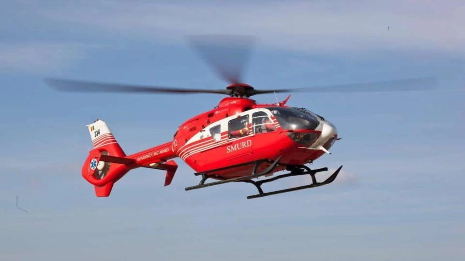 Bărbat, atacat de un urs, pe un drumul din Brașov: A preluat de un elicopter SMURD