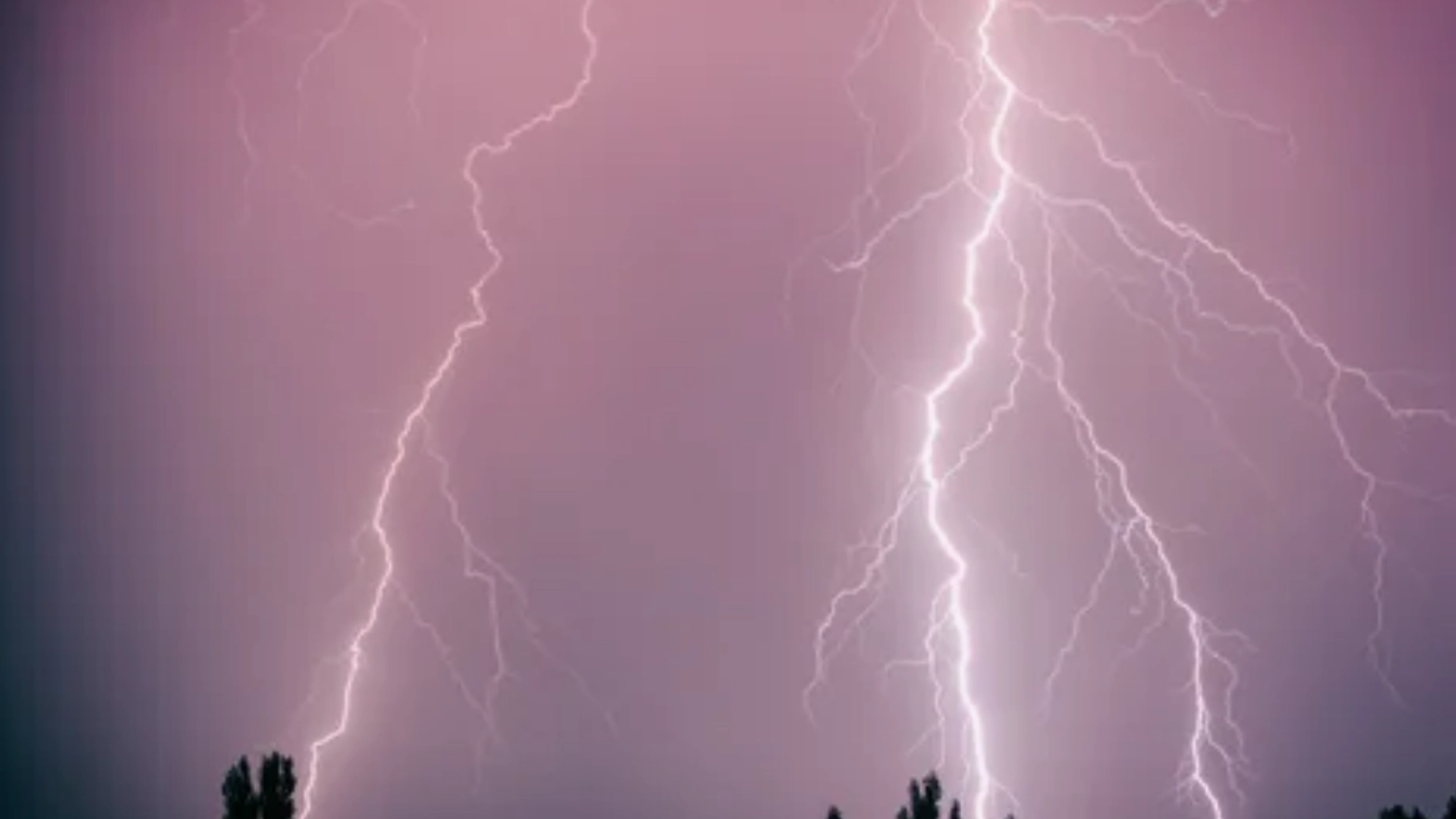 Meteorologii ANM anunță o vreme foarte urâtă în București: Capitala intră sub alertă de vreme severă, cu furtuni și vijelii