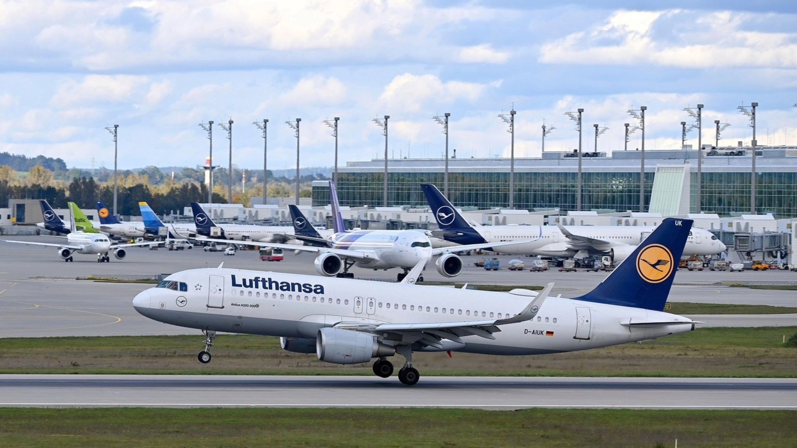 VIDEO Mai mulţi răniţi pe aeroportul din Frankfurt după ruperea trenului de aterizare faţă al unui Boeing-787