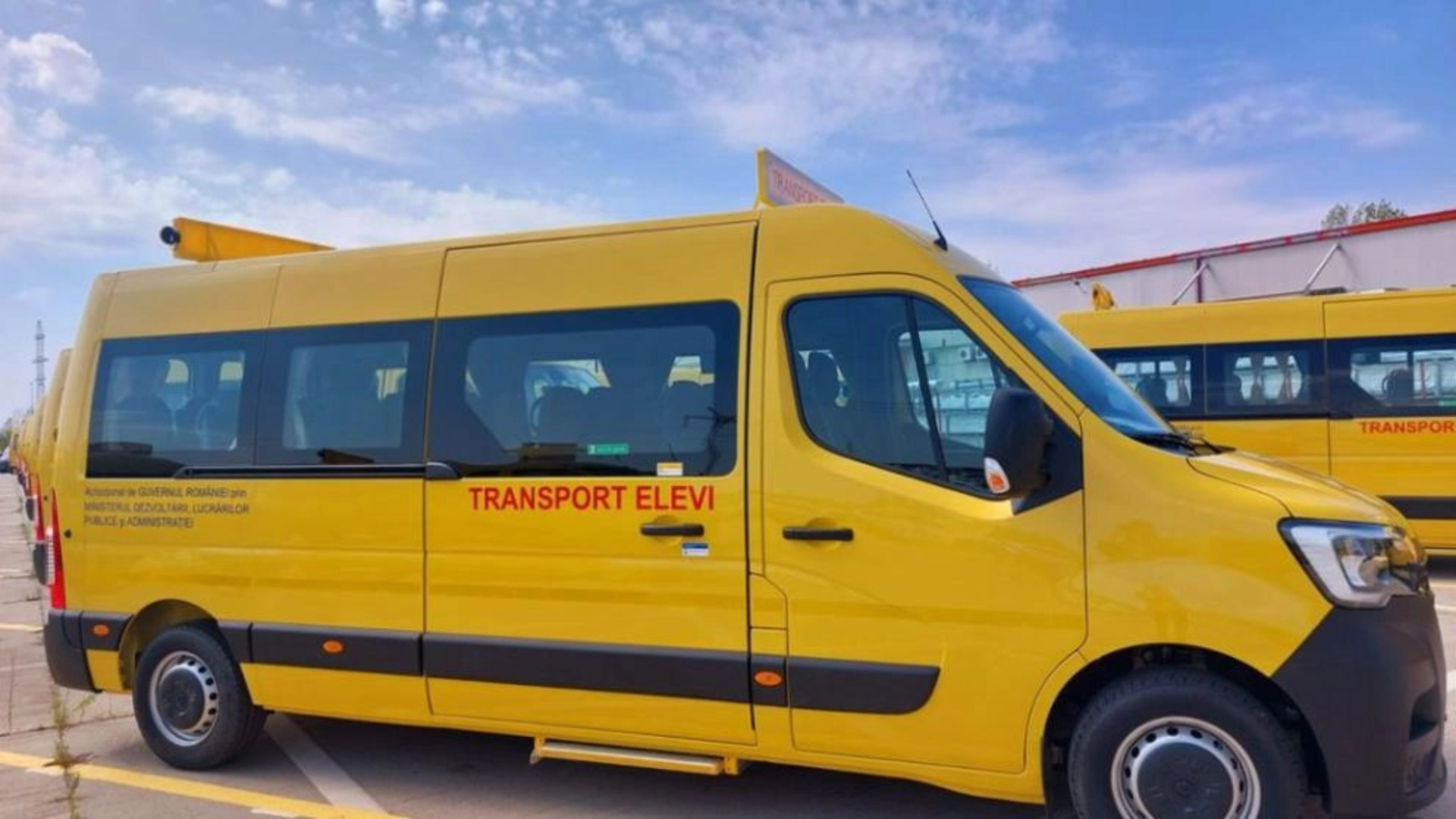 Microbuz şcolar implicat într-un accident rutier pe DN 67, în Vâlcea: trei elevi, transportaţi la spital
