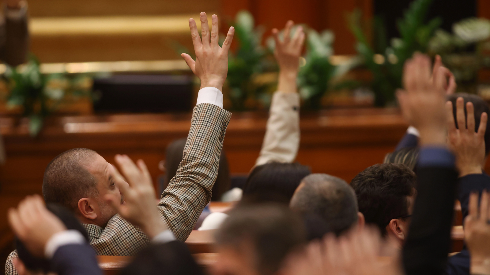 SURSE – Veștea a găsit parlamentari AUR dornici să-i voteze guvernul în lipsa voturilor UDMR: 'Votați să scăpați de Bolojan și de USR!'