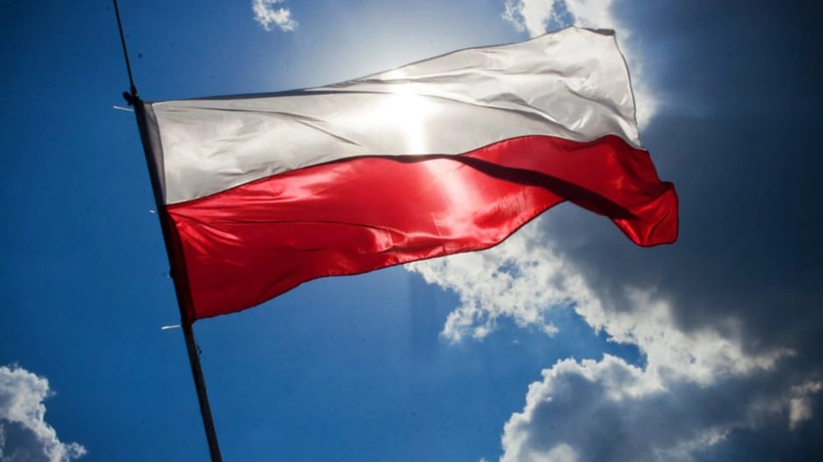 Premierul Poloniei pledează pentru calm şi dialog cu Ucraina în disputa privind unitatea militară denumită după naţionaliştii care au masacrat polonezi în Al Doilea Război Mondial –  Preşedintele vrea să-i retragă lui Zelenski cea mai înaltă distincţie