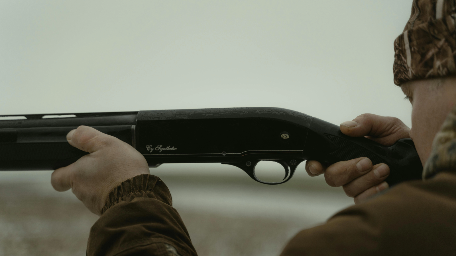 Percheziții în Mehedinți într-un dosar de braconaj și arme ilegale: doi bărbați au fost reținuți