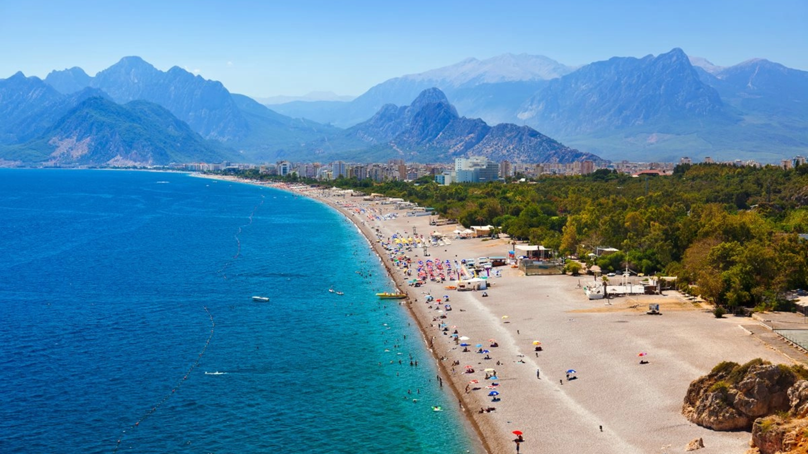 Lovitură pentru turiștii fumători într-una dintre cele mai iubite destinații ale românilor: Fumatul este interzis pe plajă în Antalya